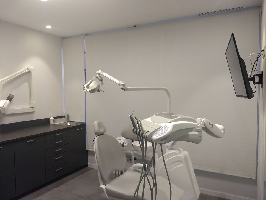 cortinas enrollables opacas para ventanales de clínica dental, vista desde dentro
