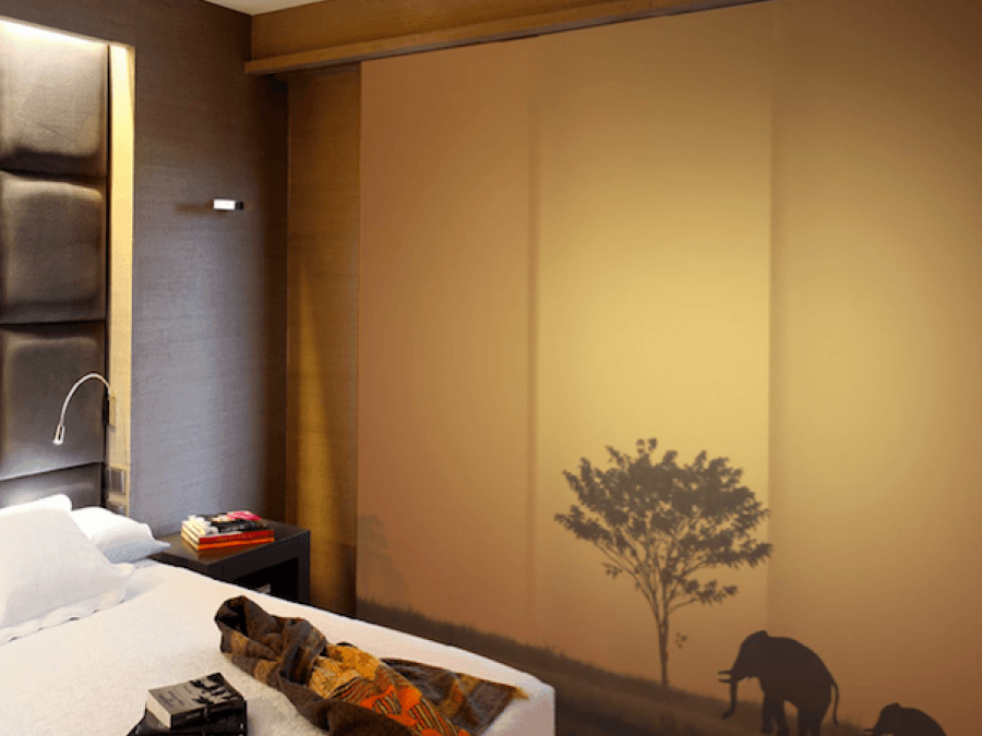 Cortina panel japonés, personalizada e instalada en dormitorio de casa particular