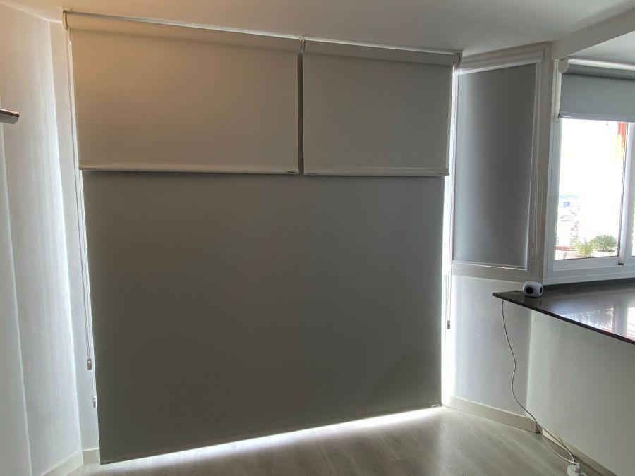 doble_cortina_-_cortinas_enrollables_translucidas_y_cortina_enrollable_opaca_instalada_en_vivienda_de_barcelona