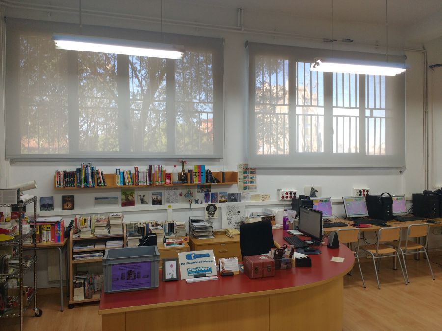 Cortinas enrollables color gris perla instaladas en la biblioteca de la escuela oficial de idiomas en Hospitalet del Llobregat