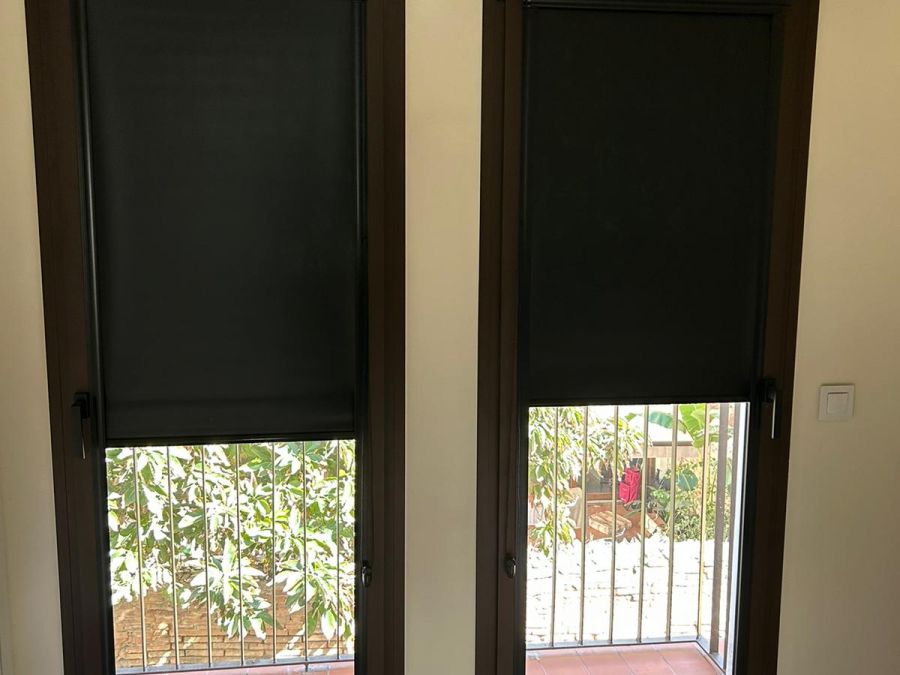 Cortinas enrollables fit con tejido opaco en vivienda en Barcelona, guias y cajón en color negro Cortinas enrollables fit con tejido opaco en vivienda en Barcelona