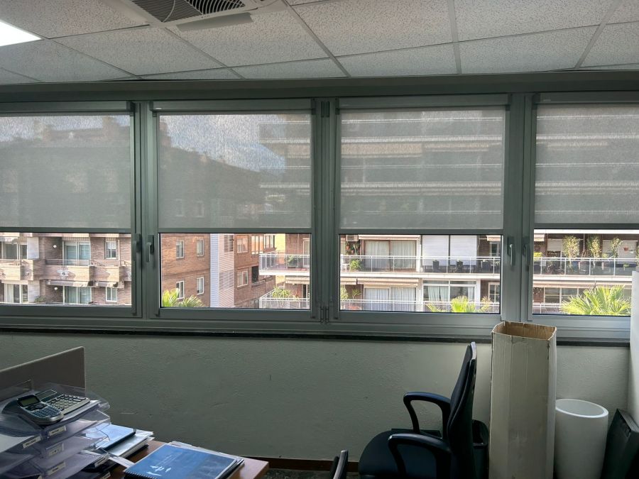 Instalación de cortinas enrollables sistema fitbox con componentes de color gris, instaladas en oficinas de l'Hospitalet del LLobregat, color del tejido whitegrey Instalación de cortinas enrollables sistema fitbox con componentes de color gris, instaladas en oficinas de l'Hospitalet del LLobregat