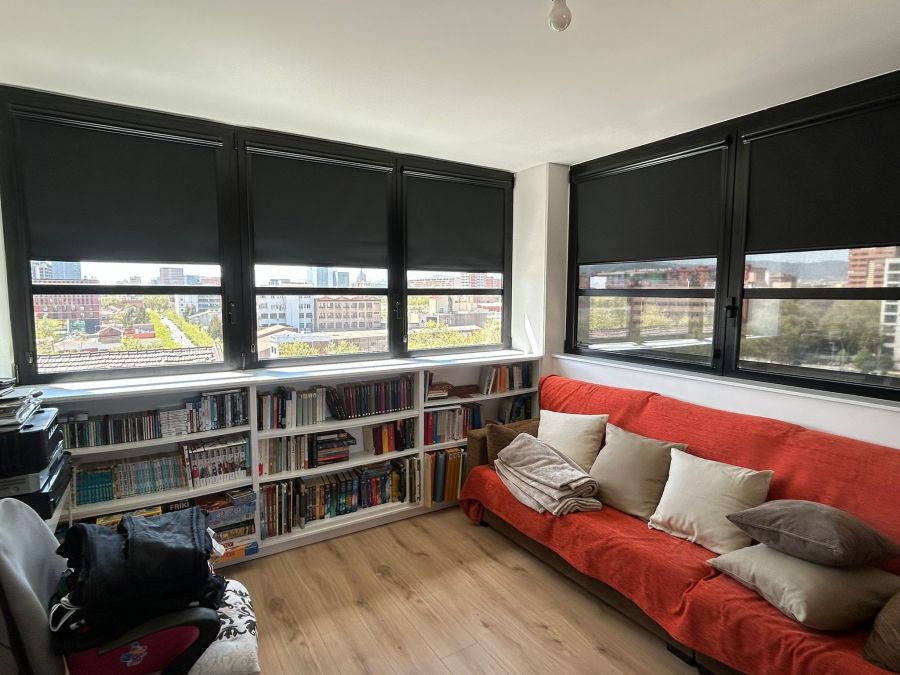Instalación de cortinas enrollables con Fit guía plana, y tejido opaco para ventanas de vivienda en PobleNou, Barcelona, componentes y tejido en negro Instalación de cortinas enrollables con Fit guía plana, y tejido opaco para ventanas de vivienda en PobleNou, Barcelona