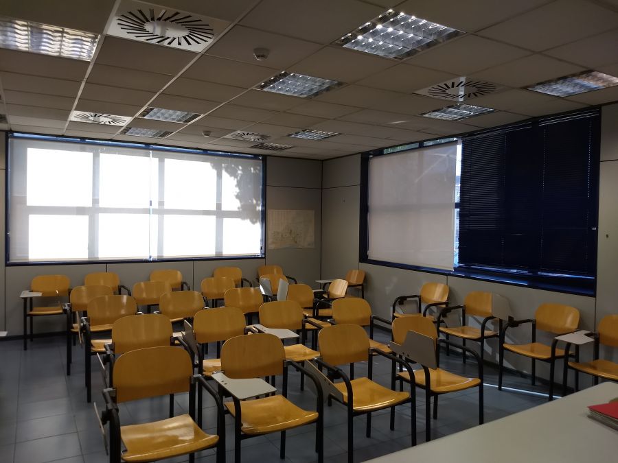 cortinas enrollables blancas instaladas en sala de reuniones