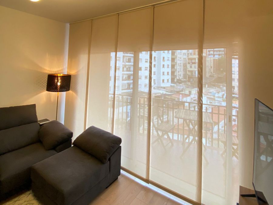 Cortina panel japonés en salón de vivienda en Barcelona