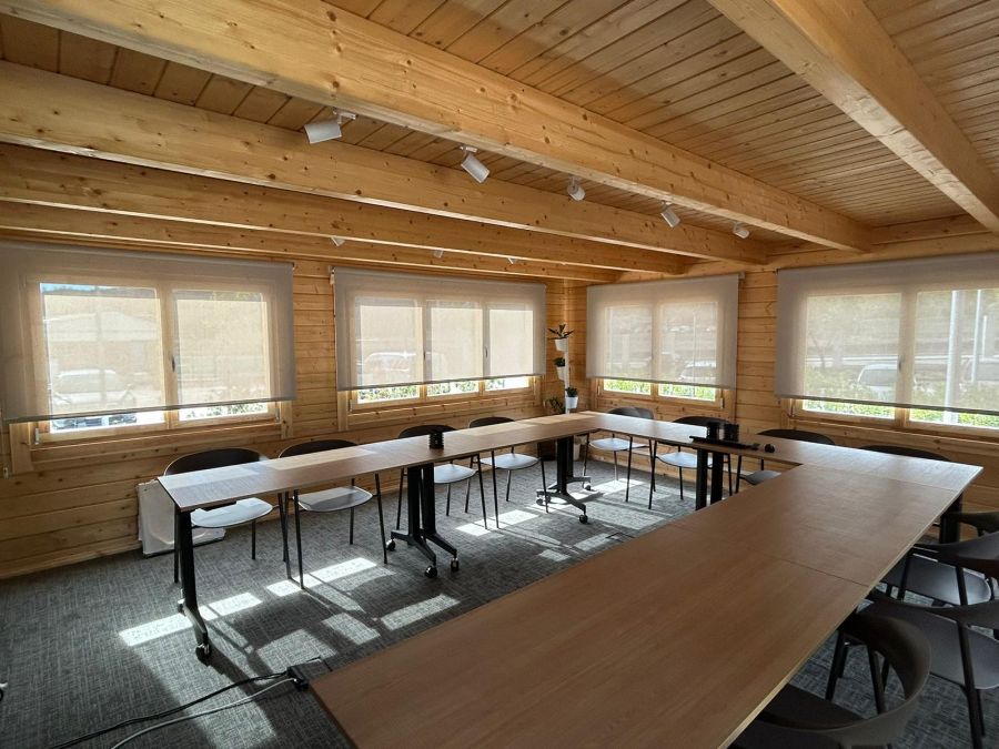 Cortinas enrollables con tejido técnico screen, referencia 390P abertura del 3% y color White/Pearl, en oficinas de Terrassa