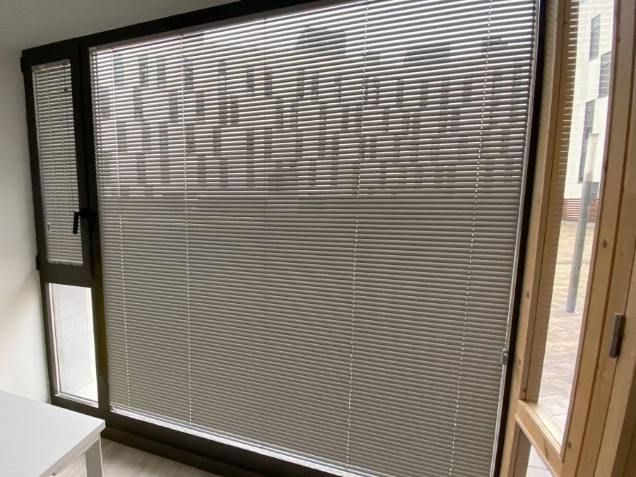 veneciana_aluminio_instalada_en_centro_laboral_en_barcelona