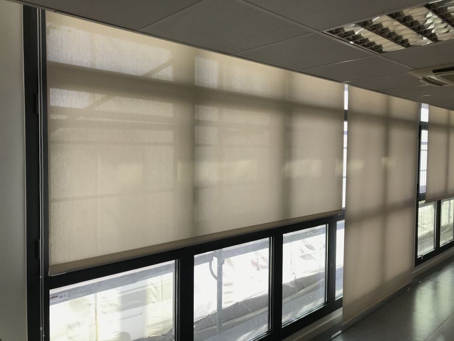 vista_de_3_cortinas_enrollables_instaladas_en_oficina