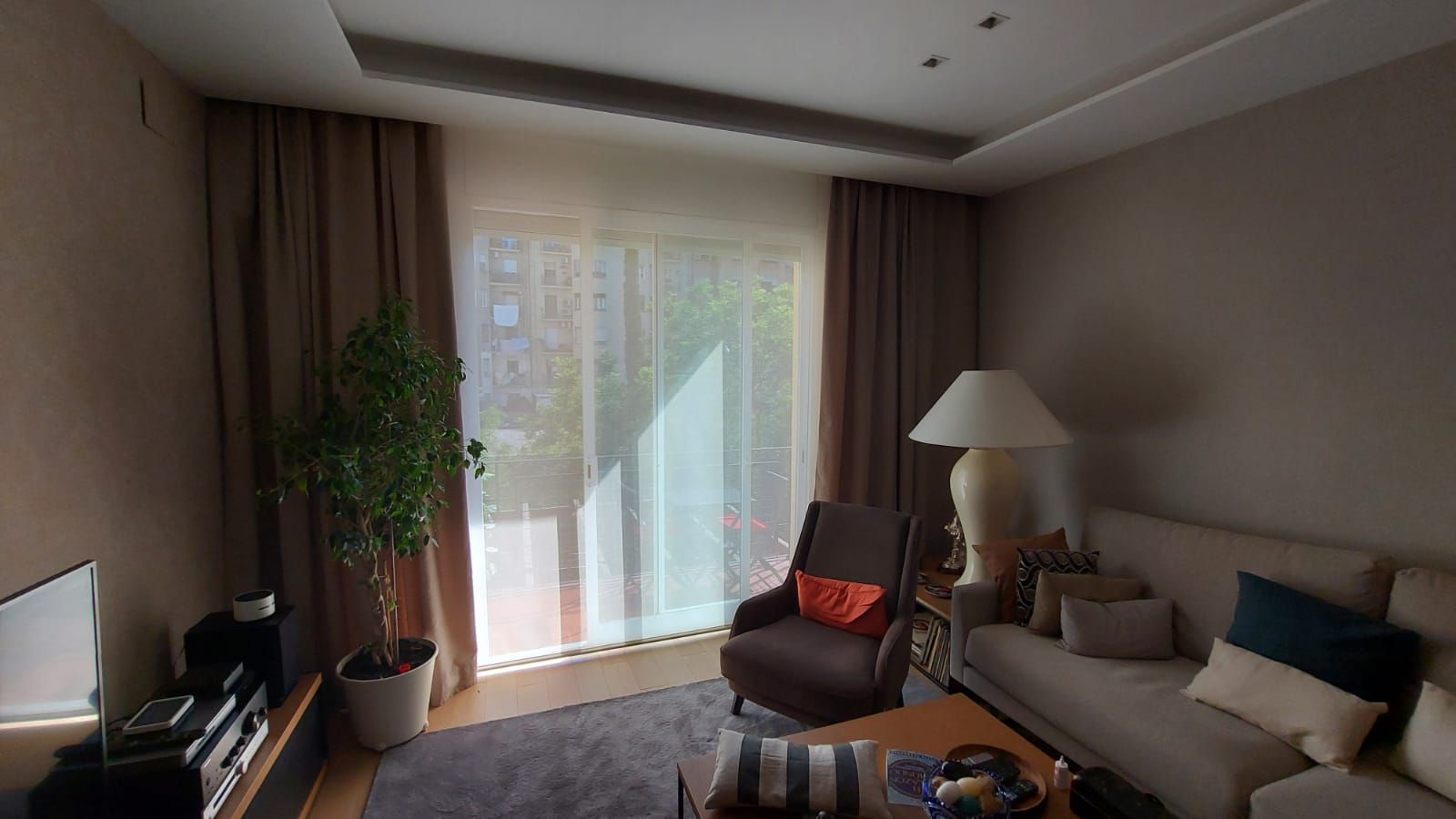 Doble cortina tradicional instalada en comedor de vivienda de la calle Roger de Llúria en Barcelona