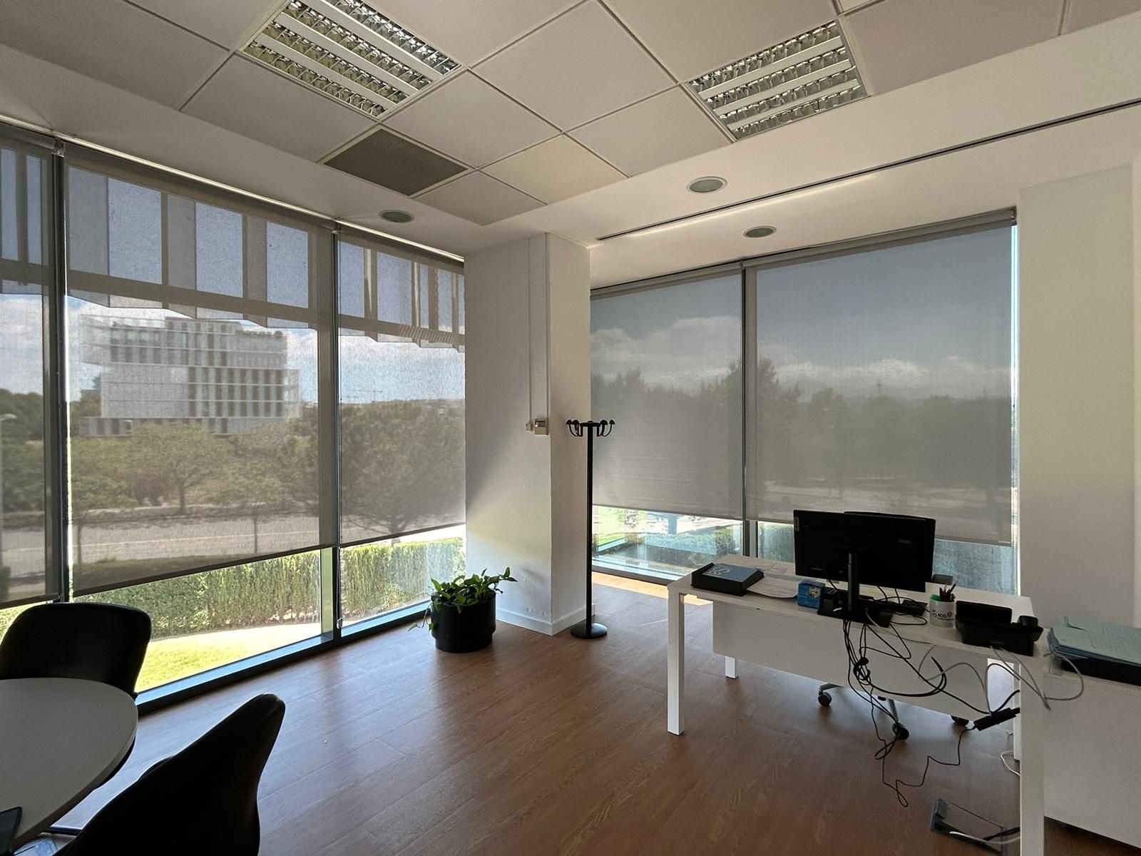 Cortinas enrollables con tejido tecnico screen instaladas en ventanales de oficina 