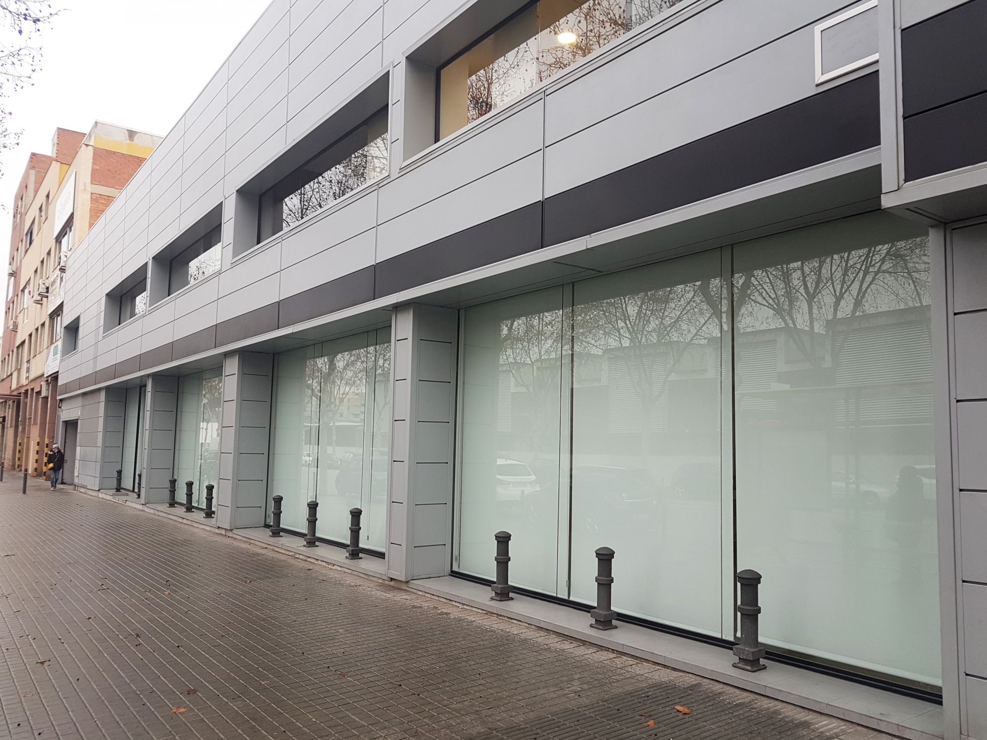 Cortinas enrollables instaladas en local comercial en Barcelona