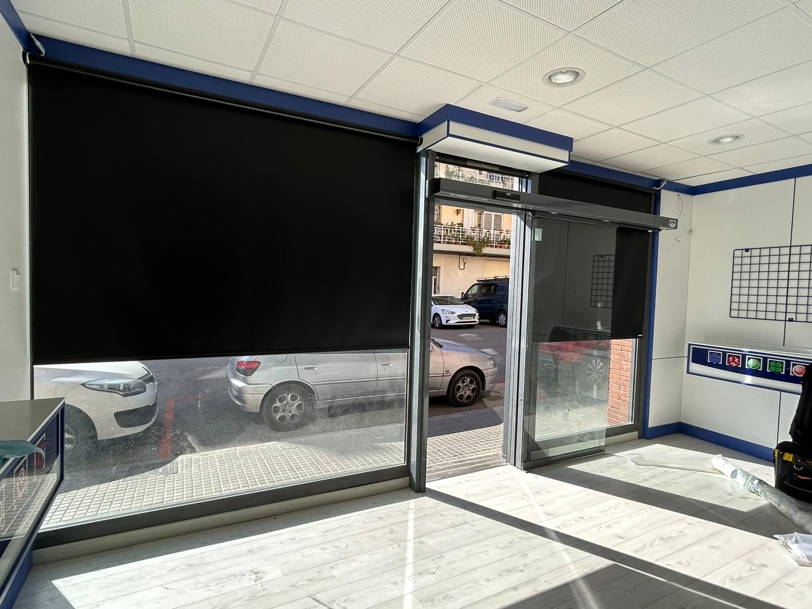 estores enrollables motorizados con tejido opaco color negro