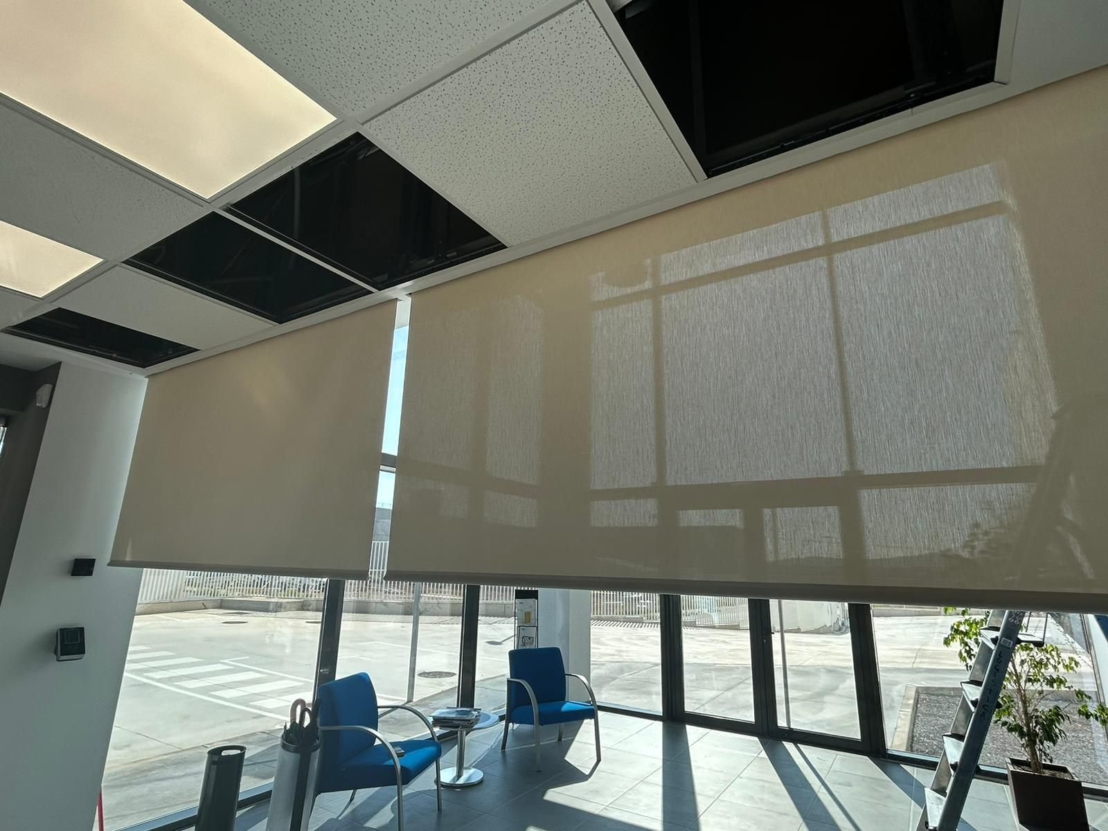 Instalación de cortinas enrollables con tejido técnico screen motorizadas, referencia 420P abertura del 1% y color White/Linen, en oficinas de La Bisbal del Penedés
