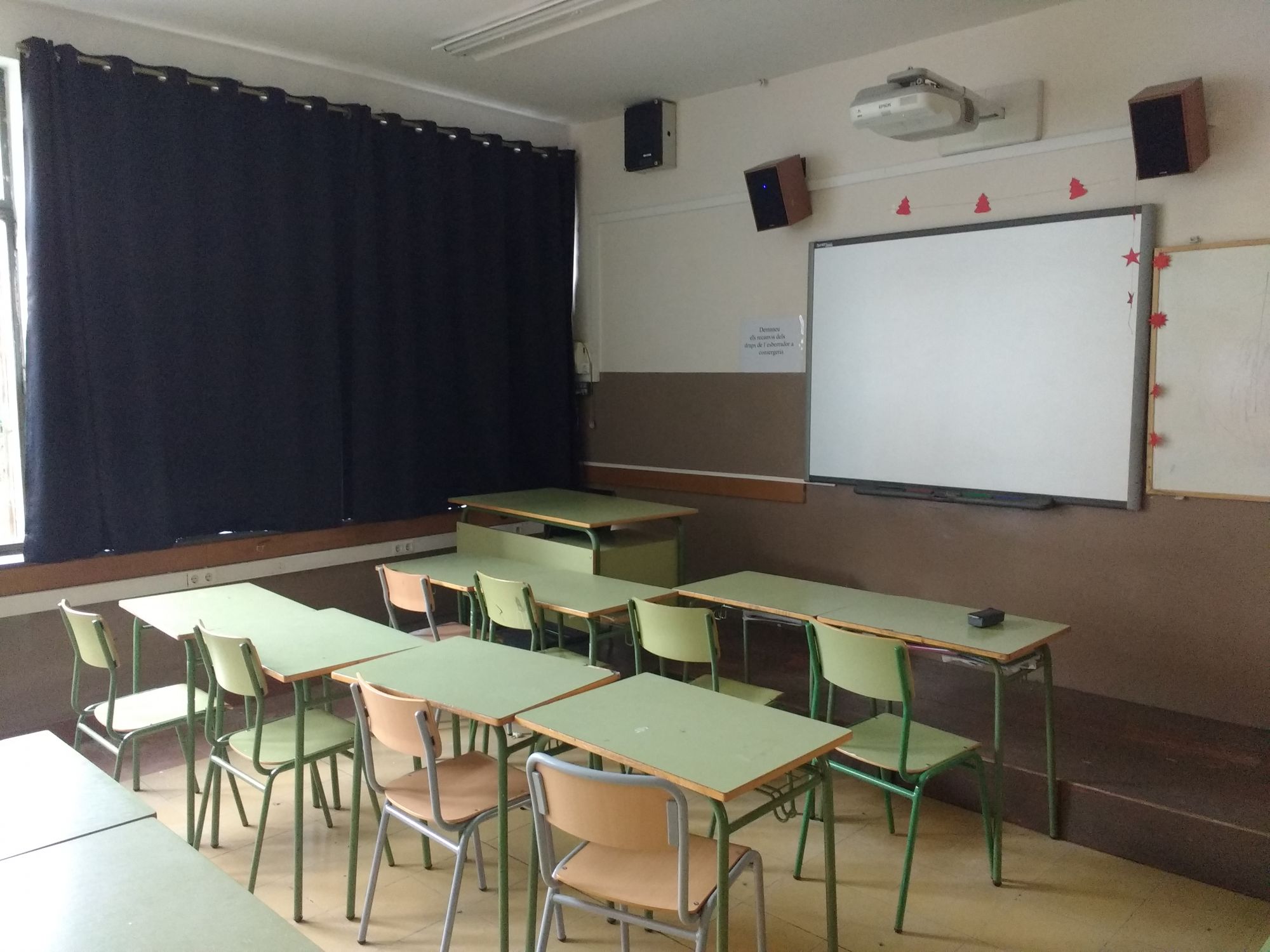 Cortina opaca para aulas con proyectores