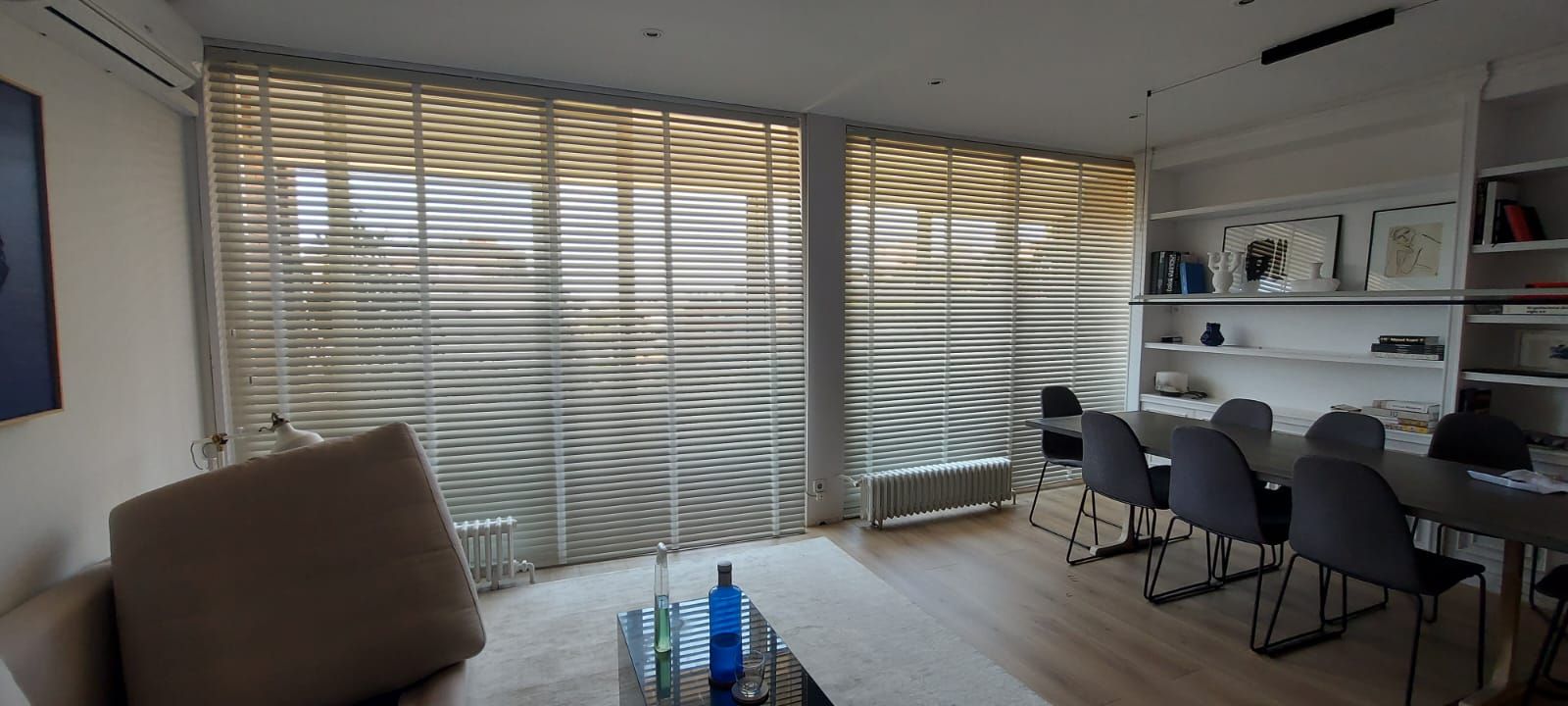 Instalación de cortinas venecianas de aluminio con lamas de 50mm, cinta Vital511y color 1000Ivory, en vivienda de Barcelona
