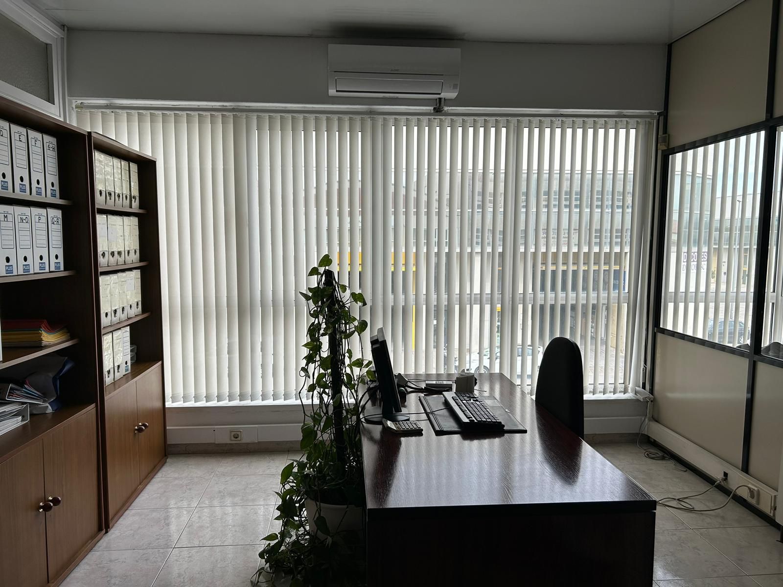 Cortinas verticales con tejido técnico screen y lamas de 89mm , abertura del 5% referencia 420P color White, instaladas en oficinas de Sant Boi de Llobregat.