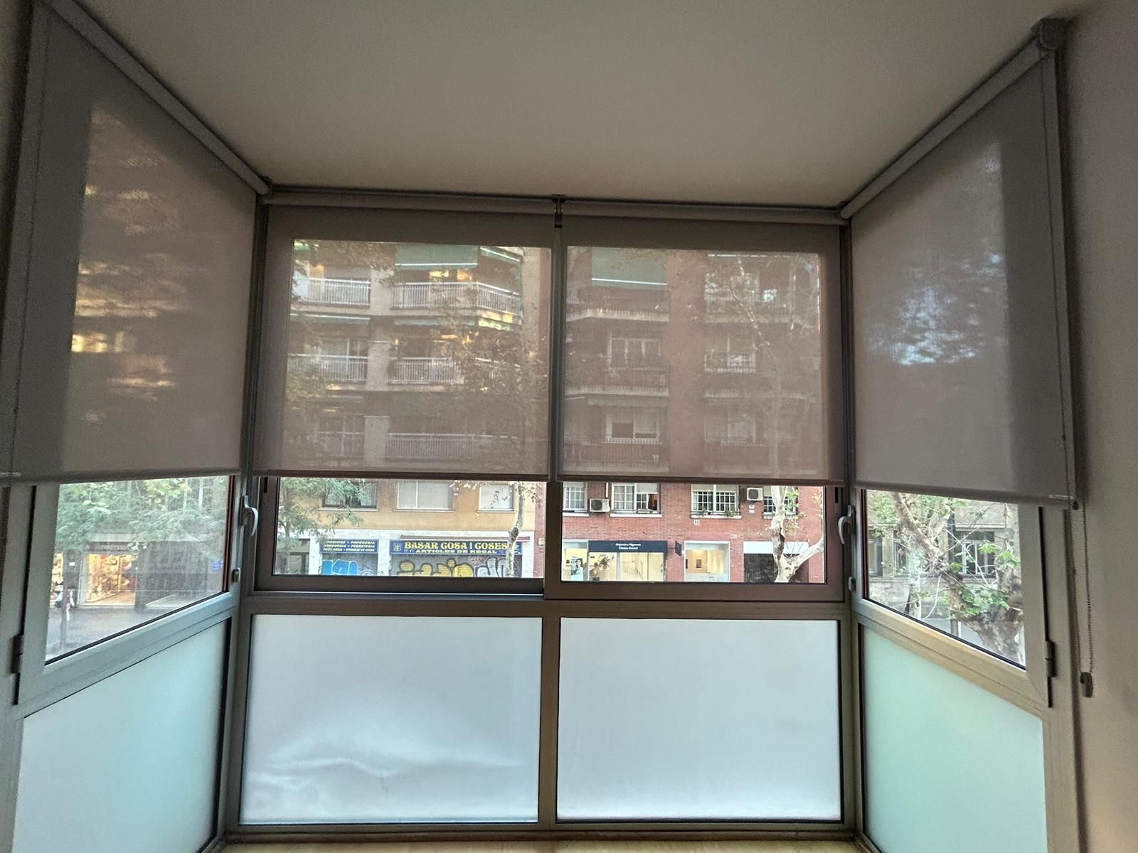 Instalación de cortinas enrollables con tejido técnico screen, referencia 390P abertura del 3% y color White/Linen, en vivienda de Barcelona