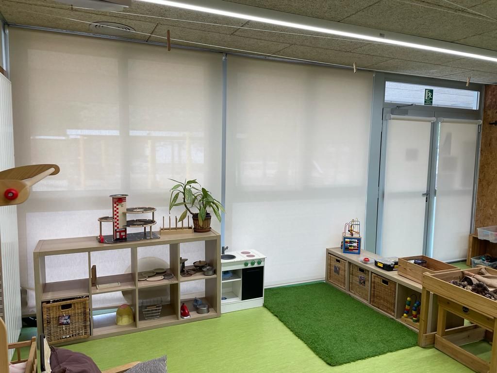 Instalación de cortinas enrollables con tejido técnico screen, referencia 002008 abertura del 1% y color White/Linen, en colegio de Sant Cugat del Vallès