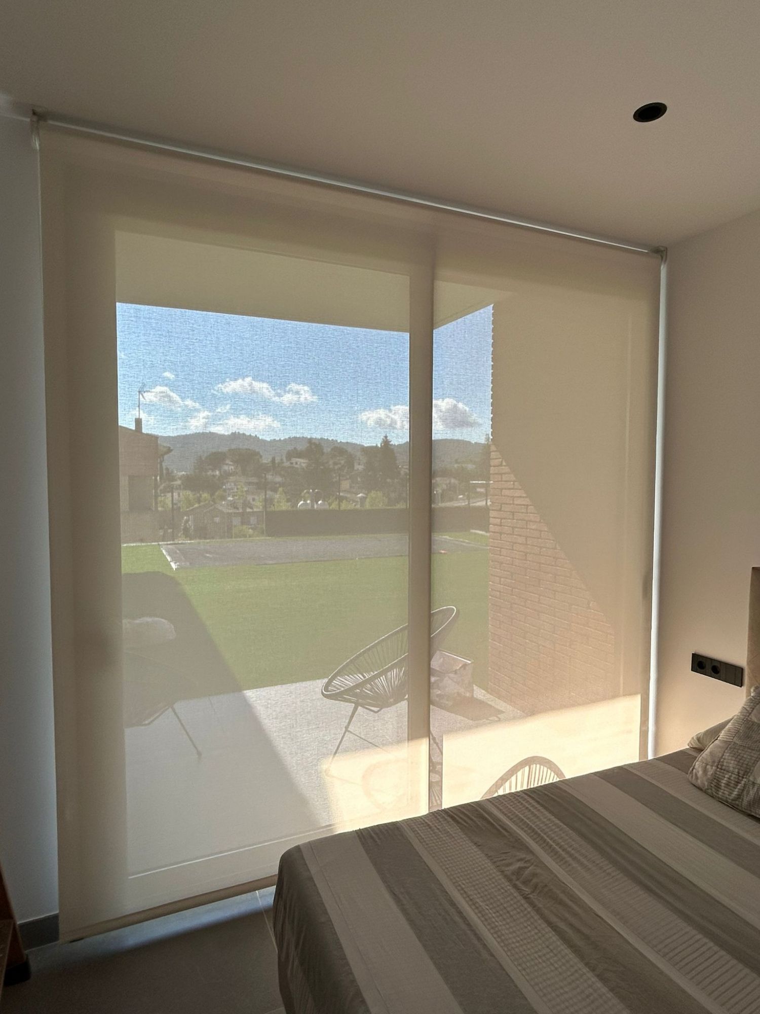 Instalación de cortinas enrollables con tejido técnico screen, referencia PS550 abertura del 5% y color Linen, en vivienda de Llinars del Vallès