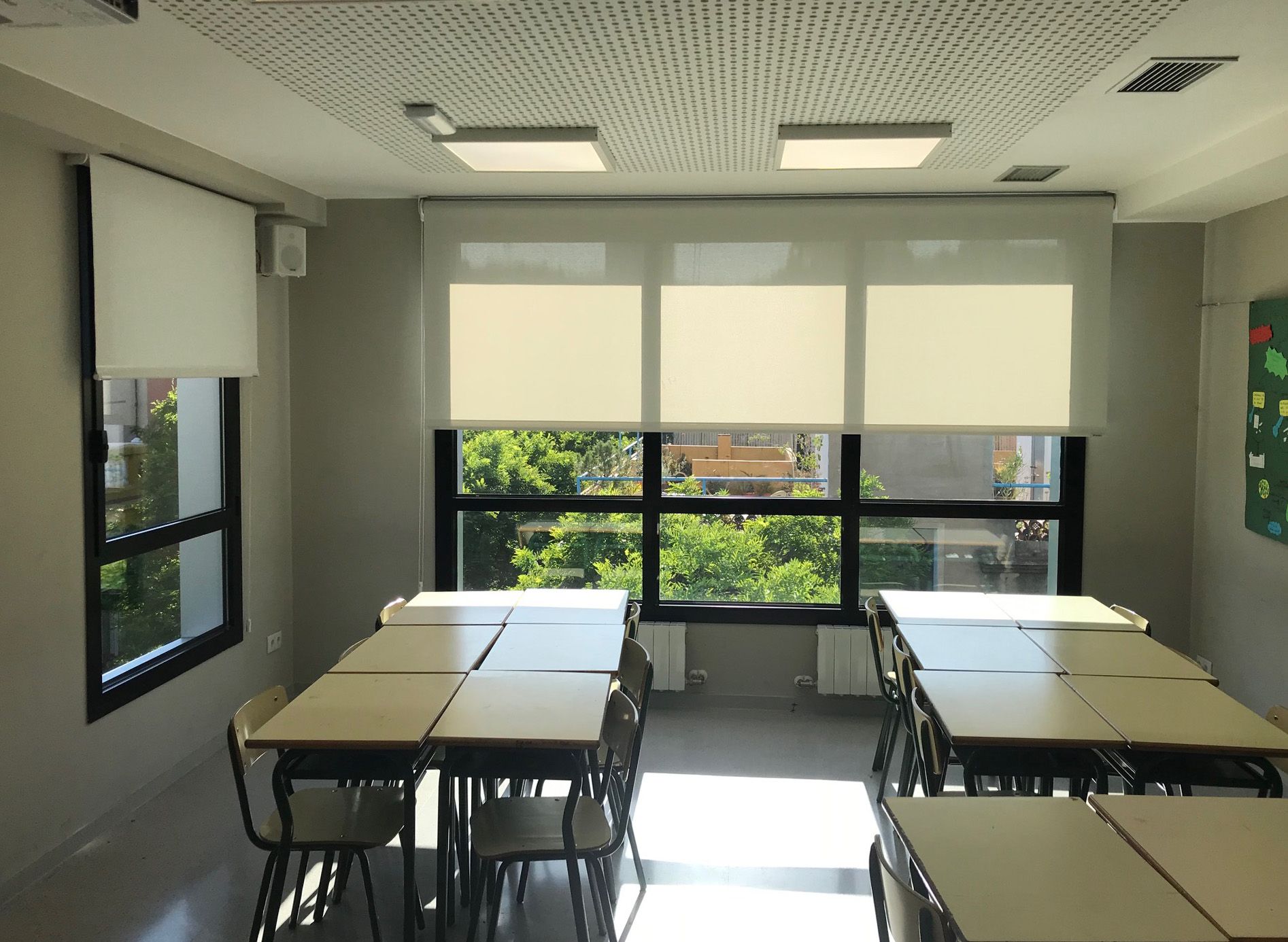 Cortinas enrollables tejido screen instaladas en escuela de Barcelona