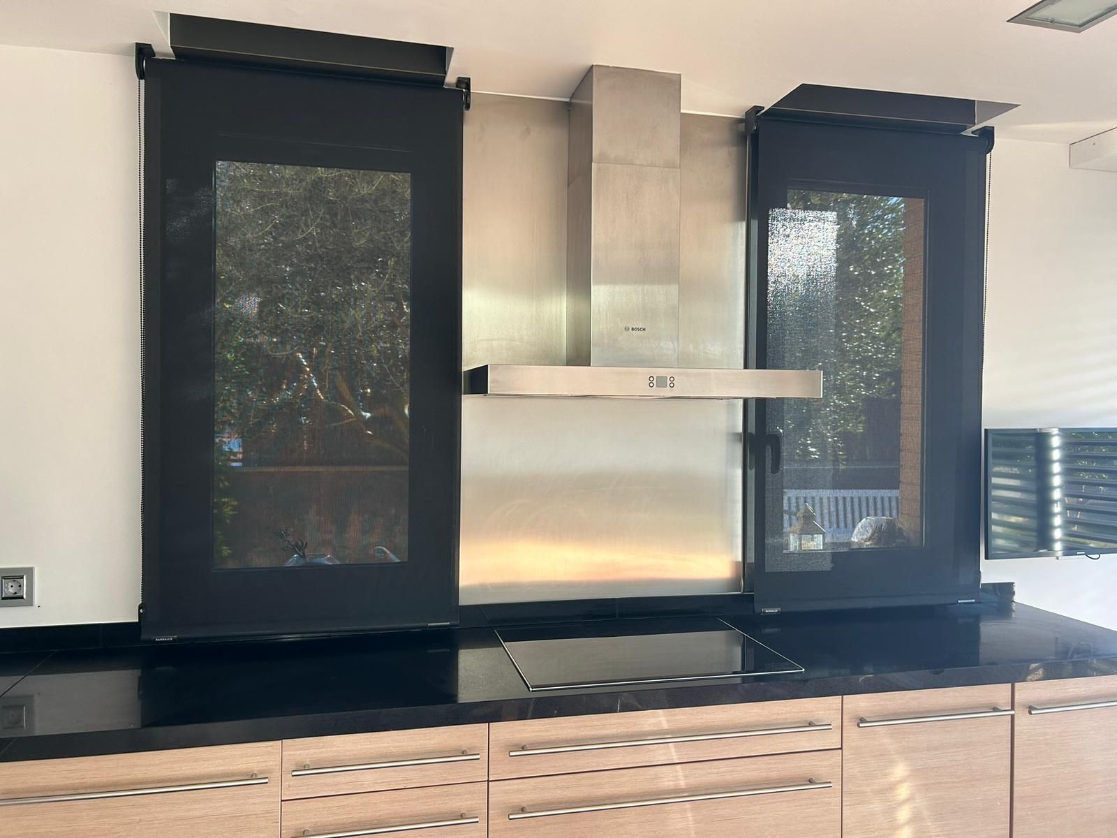 Instalación de cortinas enrollables con tejido técnico screen, referencia PS403 abertura del 3% y color ASH, en vivienda de Gavá