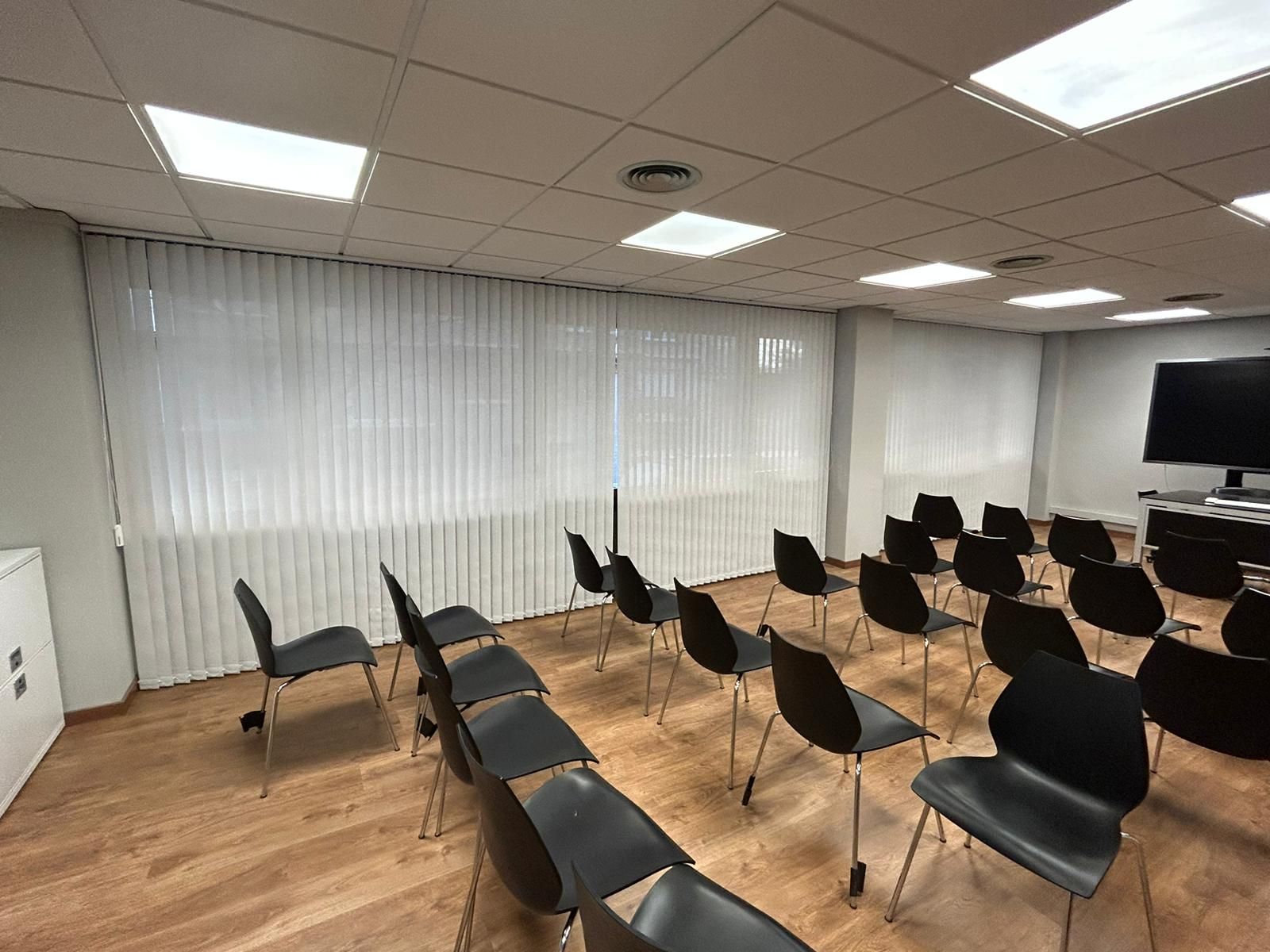 Cortinas verticales blancas instaladas en oficina de Barcelona