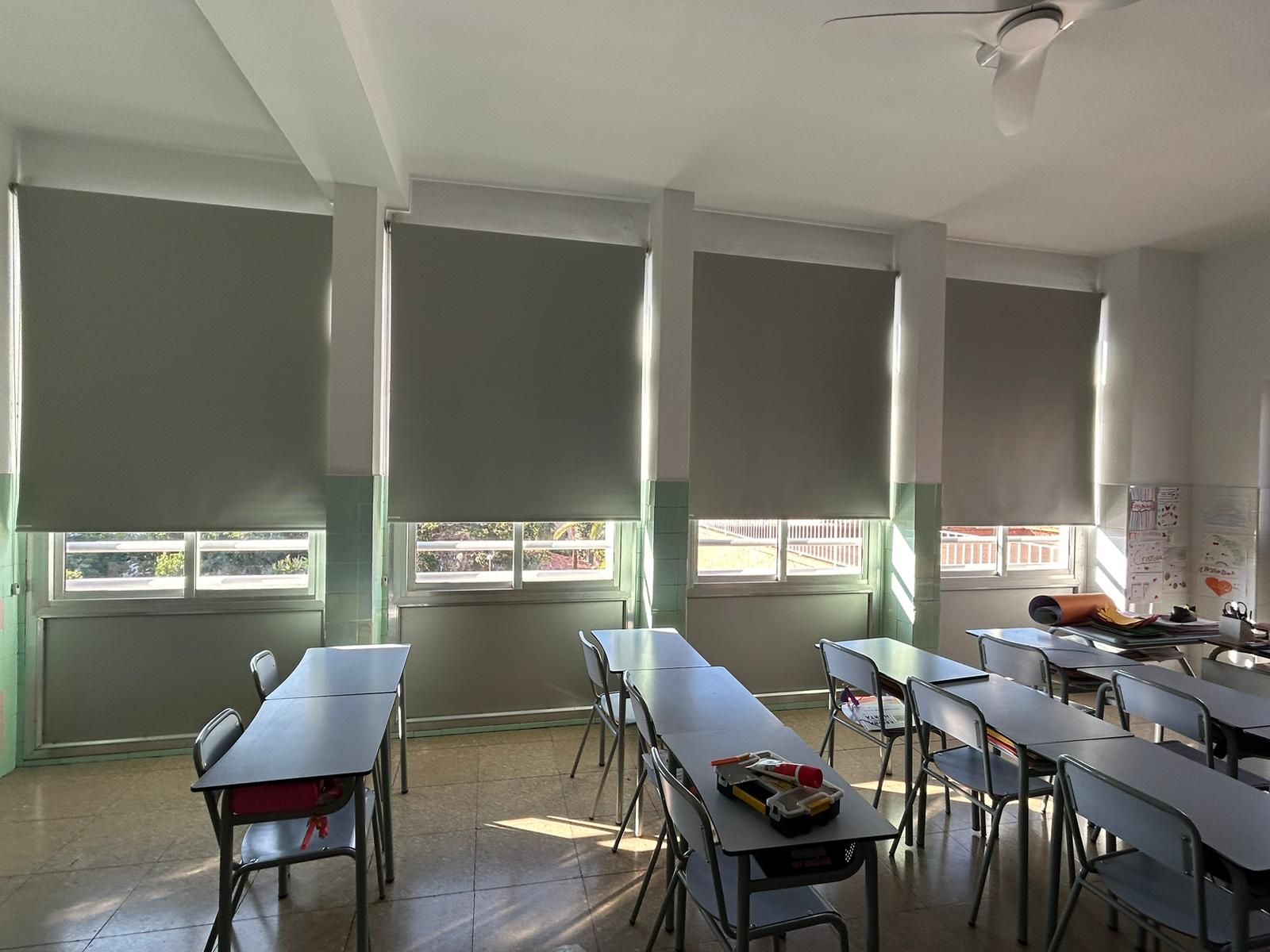 Instalación de cortinas enrollables con tejido opaco, referencia Opac400 y color Perla, en colegio de Barcelona