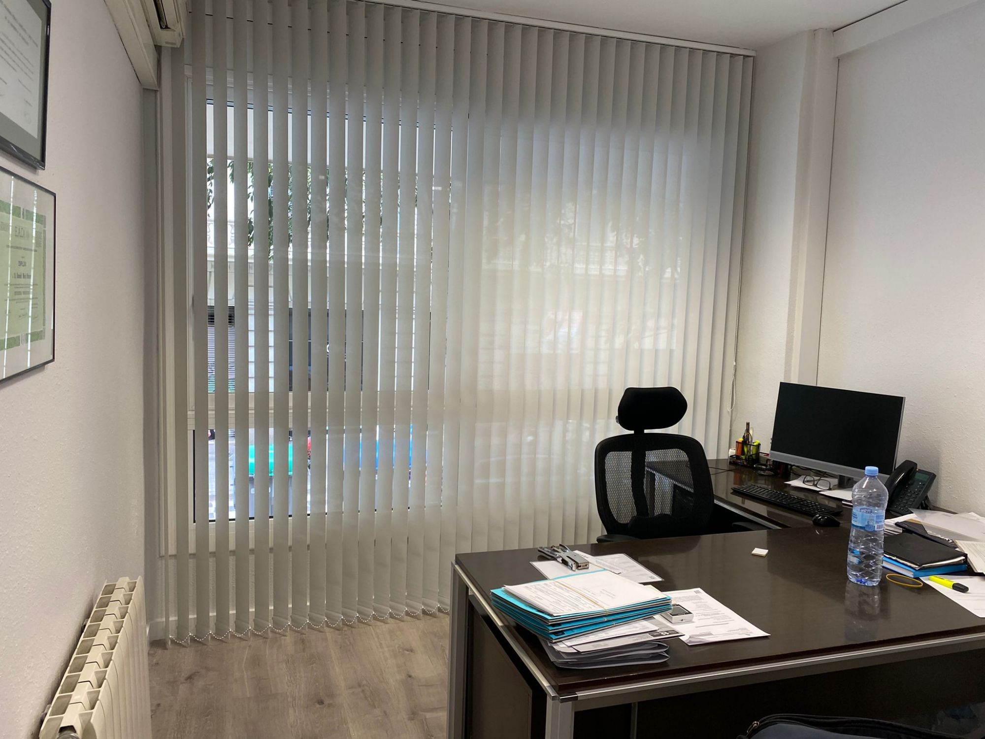 Cortinas verticales con tejido técnico screen instaladas en despacho de oficina de Barcelona