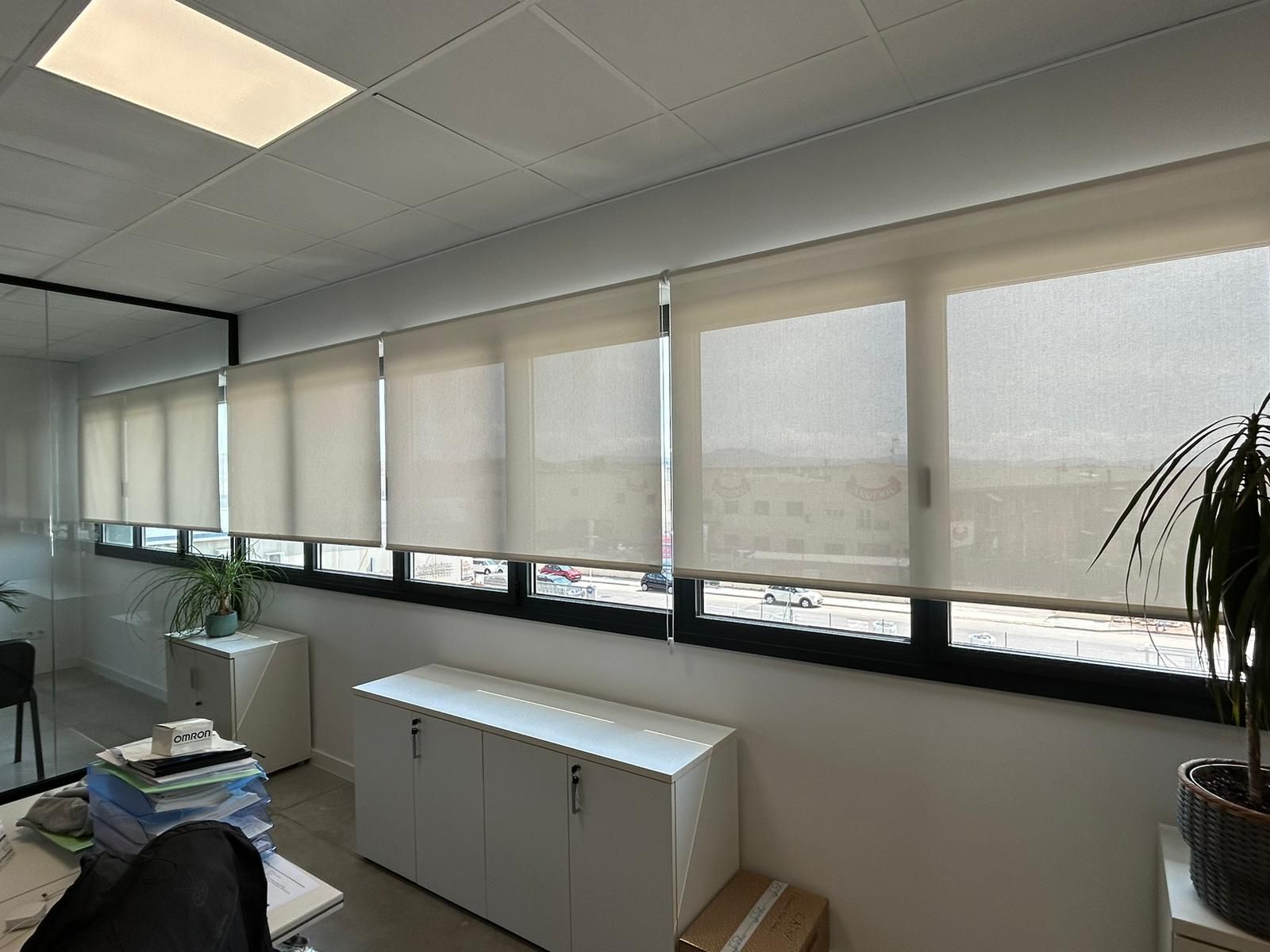 Cortinas enrollables con tejido técnico screen, referencia 420P color blanco y abertura del 1%, instaladas en oficinas de Canovelles
