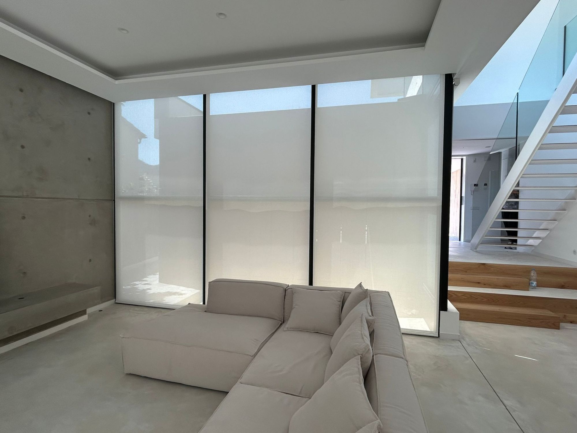 Instalación de cortinas enrollables con tejido técnico screen, referencia Natté 380P abertura del 5% color Pearl/Grey, instaladas en vivienda de Vallromanes