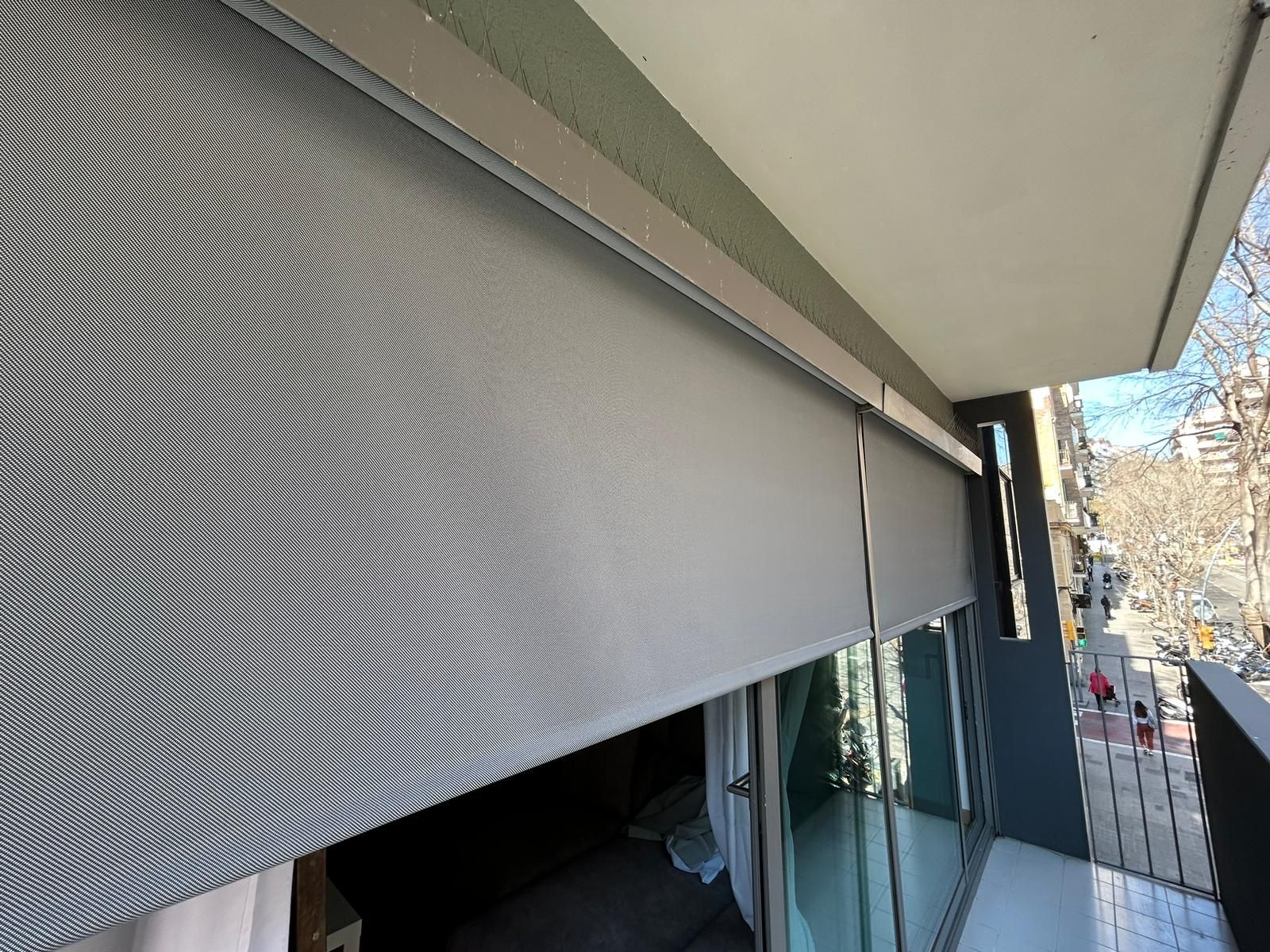 Instalación de cortina enrollable de exterior con tejido Sarga en vivienda de Barcelona