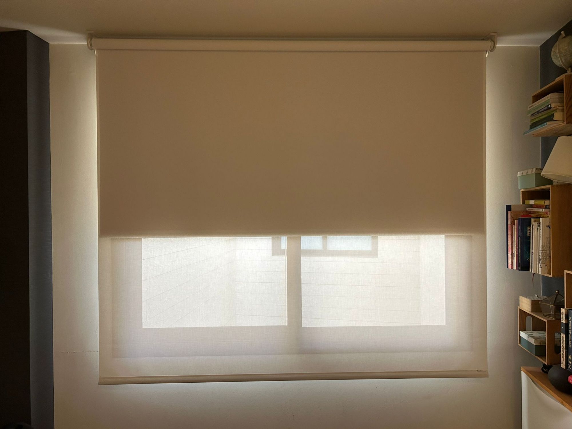 Instalación de doble cortina motorizada con tejido técnico screen y opaco, referencia 380P y Opac400, en vivienda de Barcelona