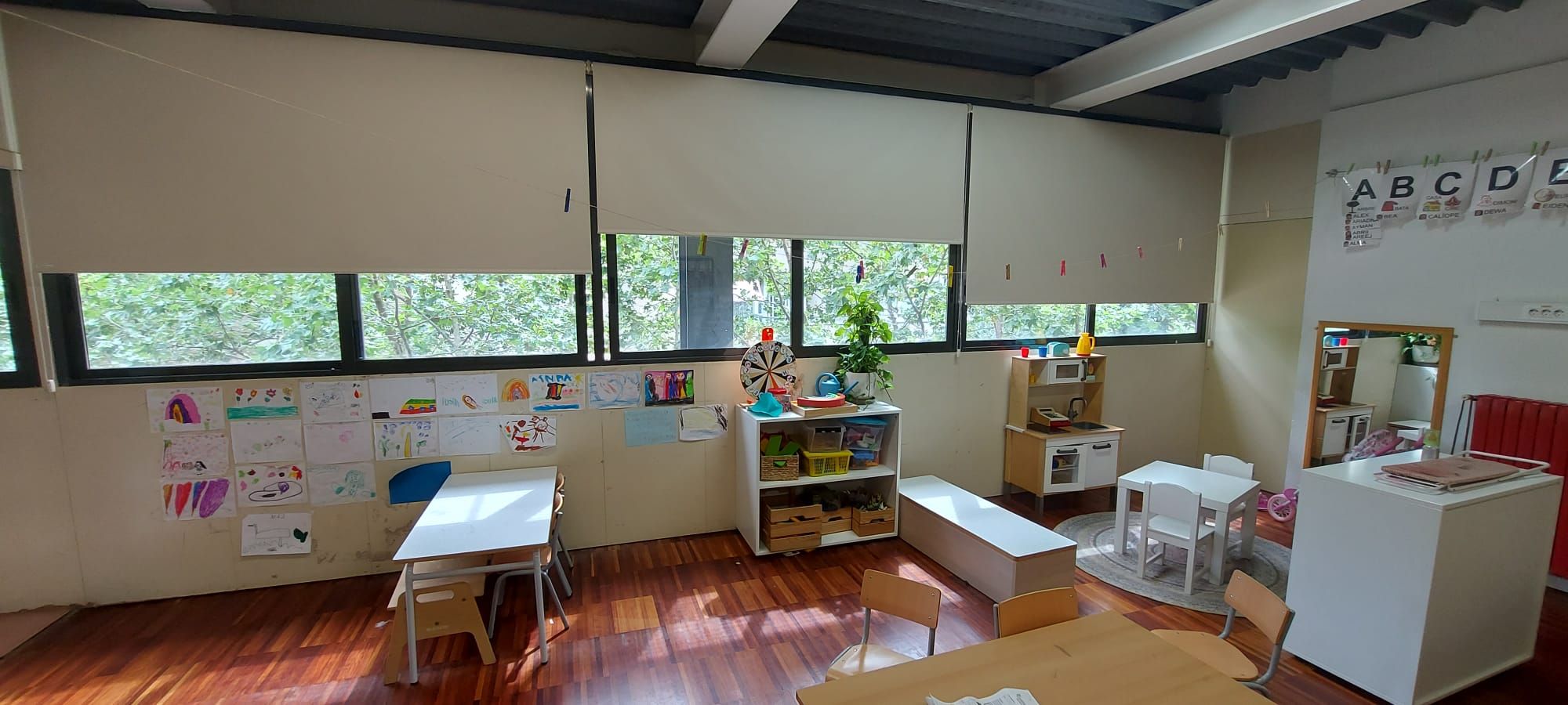 Instalación de cortinas enrollables con tejido opaco, referencia OPAC400 color 08008BEIGE, en colegio de Barcelona
