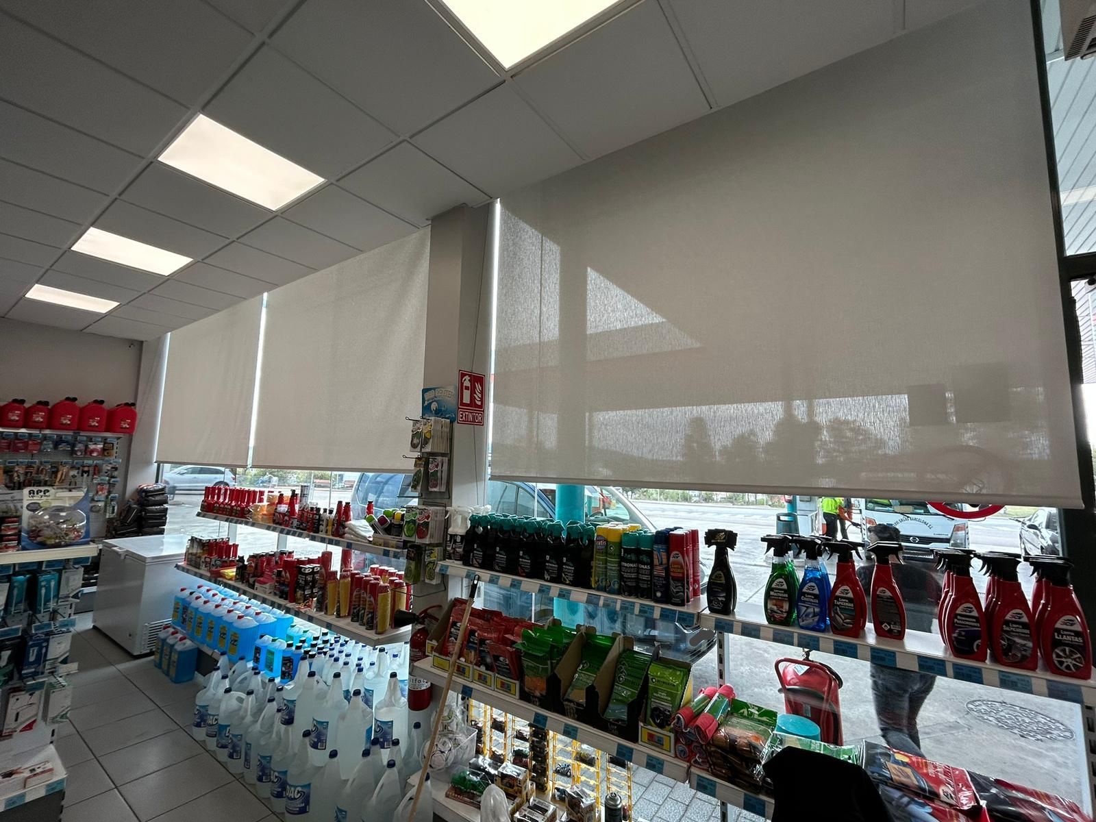 Instalación de cortinas enrollables con tejido técnico screen, abertura del 1% color White/Pearl, en gasolinera de Castellbisbal
