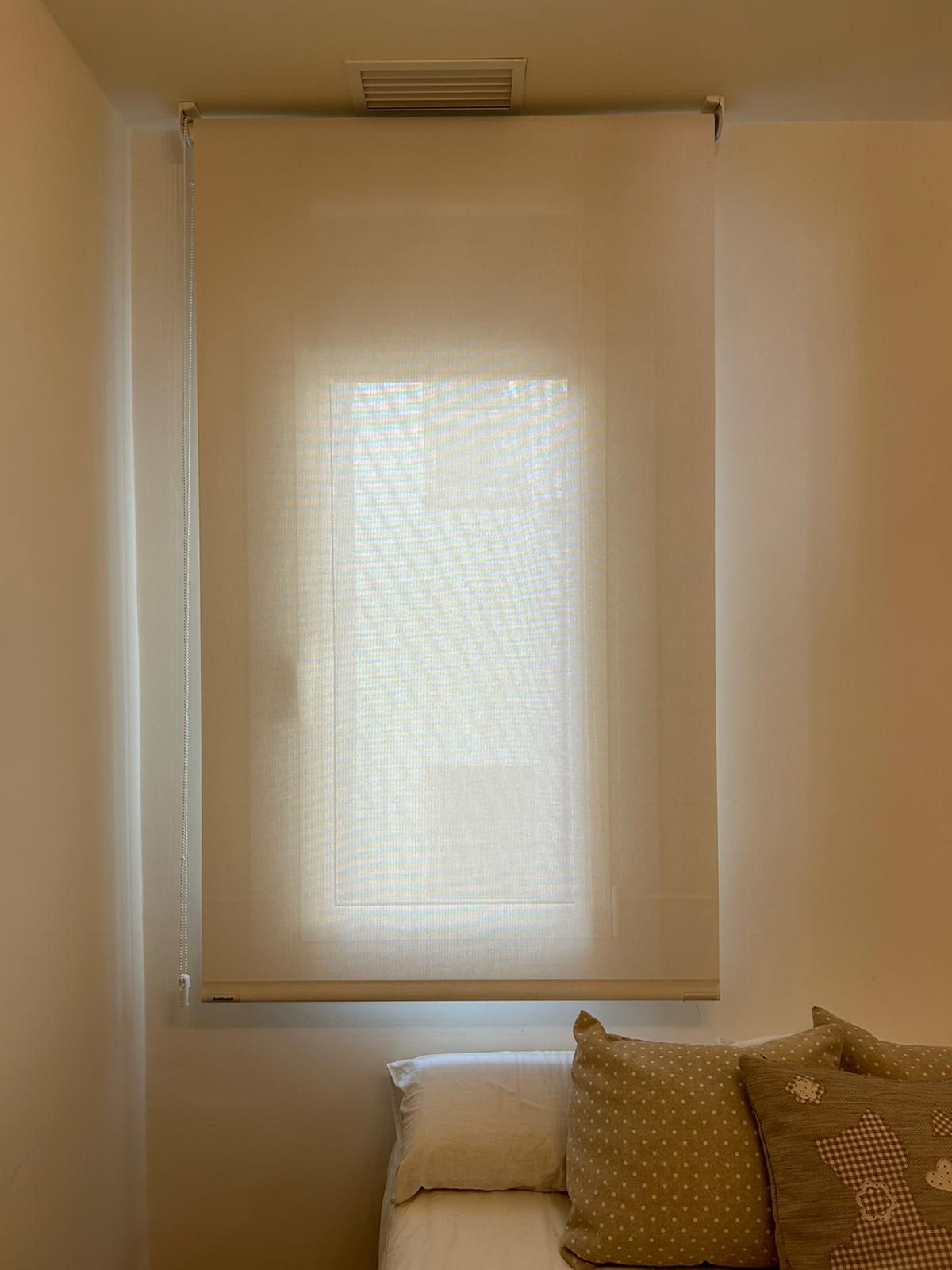 Instalación de estores enrollable con tejido técnico screen, referencia 420P abertura del 1% y color White/Linen, en vivienda de Barcelona