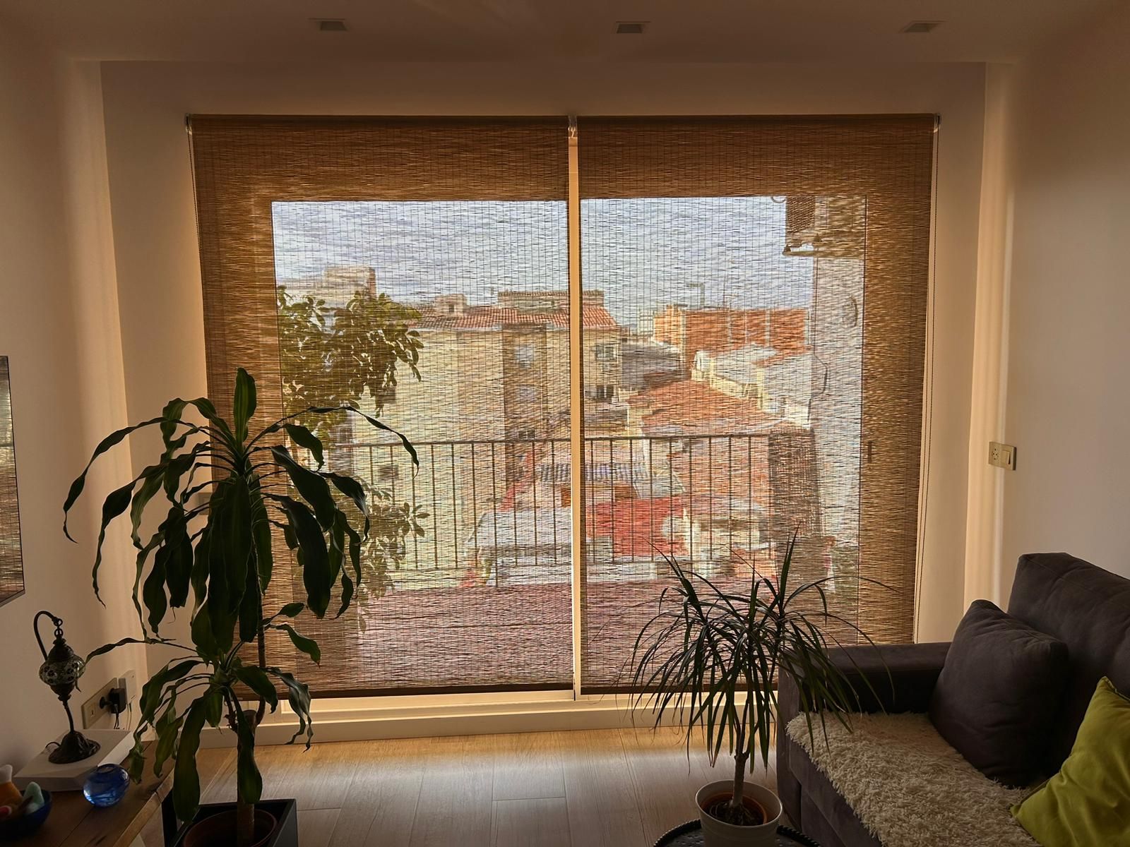 Instalación de estores enrollables con fibras naturales, referencia 149680, en vivienda de Barcelona