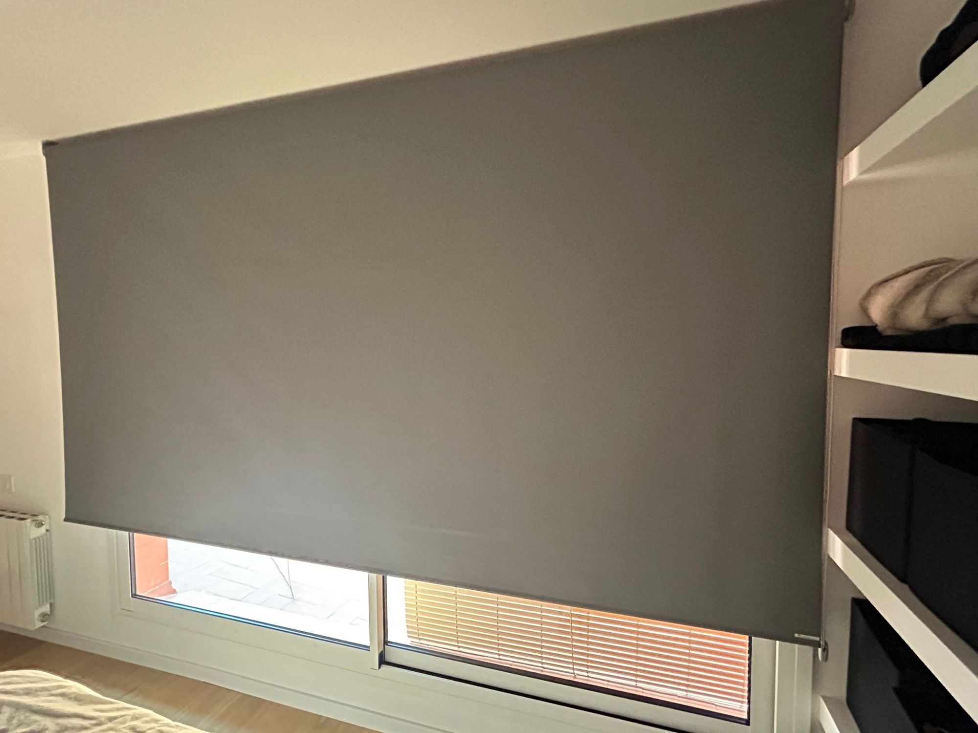 Instalación de cortina enrollable con tejido opaco, referencia Darktex y color Dark Grey, en vivienda de Barcelona