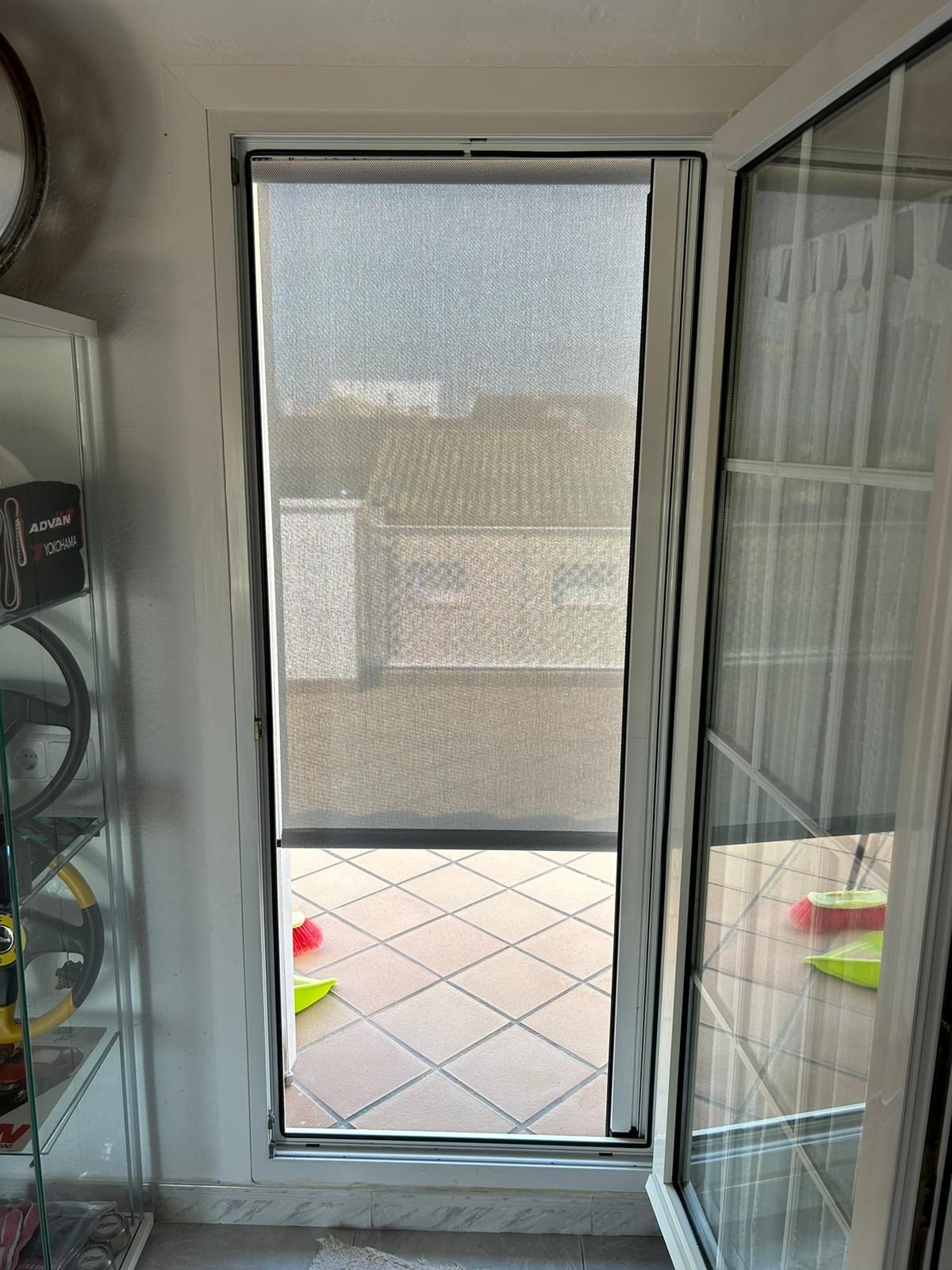 rInstalación de cortina exterior con tejido técnico screen y accionamiento a motor, referencia Serge abertura del 1% y color Grey/White, en vivienda de El Vendrell