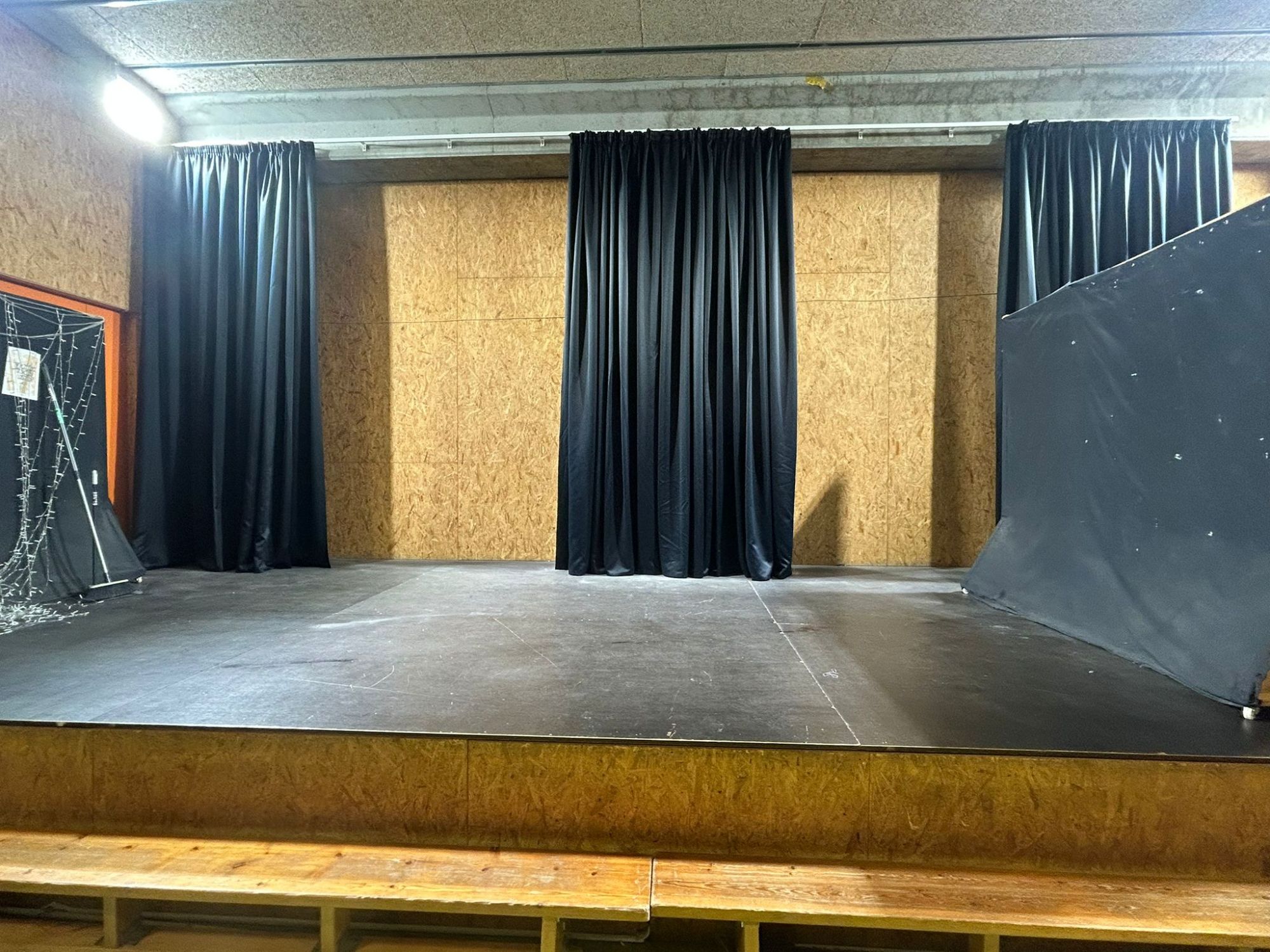 Instalación de cortina tradicional con tejido opaco y riel reforzado, referencia Tapaluz y color negro, en escuela de Corbera de Llobregat