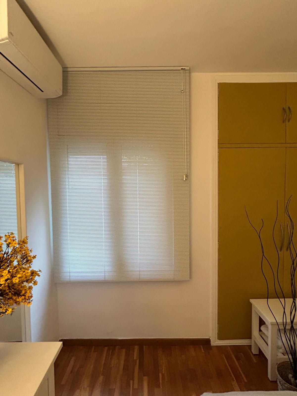 Instalación de cortina veneciana de aluminio con lamas de 16mm, referencia Signum y color White, en vivienda de Barcelona