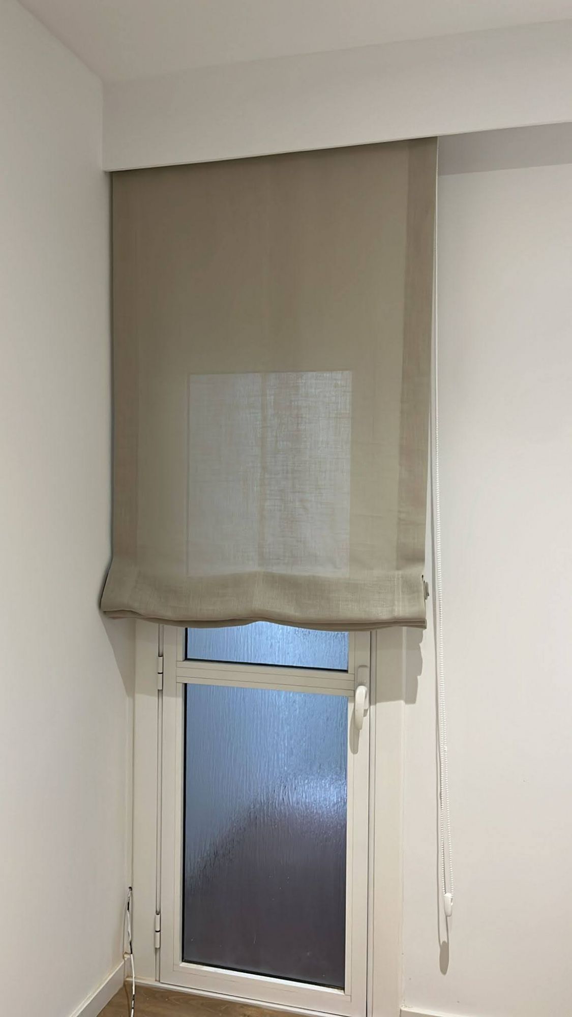 Instalación de cortinas con sistema Paquetto, tejido Bavay 203 y referencia Eucalipto, en vivienda de Badalona