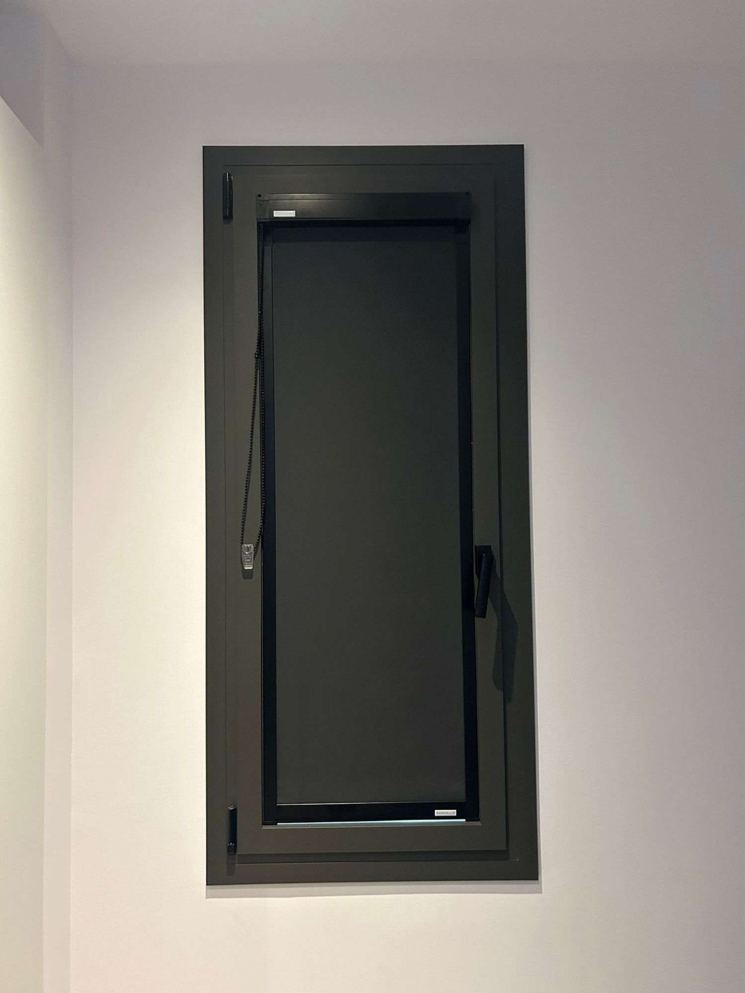 Instalación de cortinas enrollables con sistema Fit-Box y tejido opaco, referencia Oscar ignis y color Bo-Black 67005, en vivienda de Barcelona