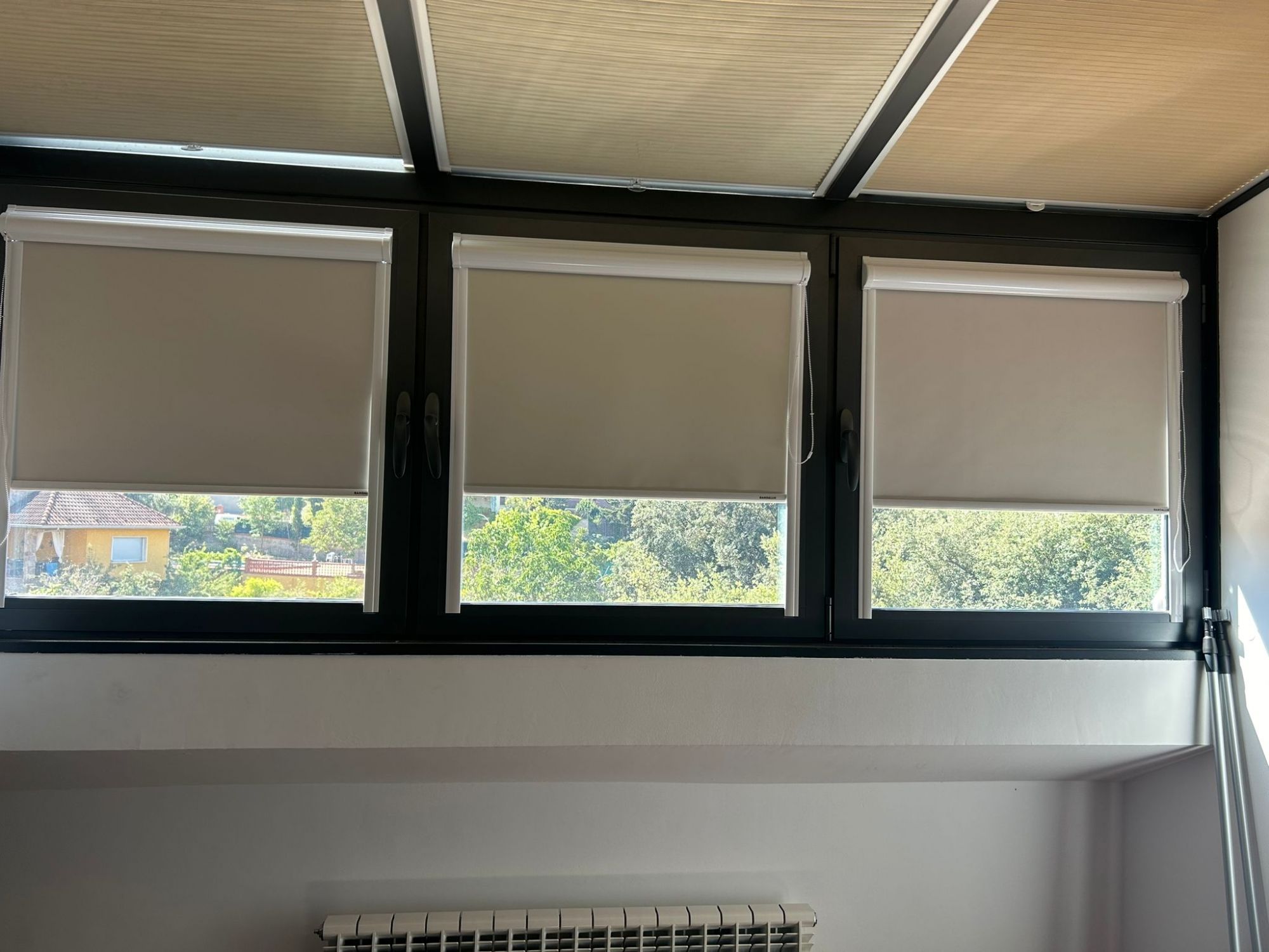 Instalación de cortinas enrollables con tejido opaco y sistema FIT guía plana, referencia 4007 y color Alabaster, en vivienda de Barcelona