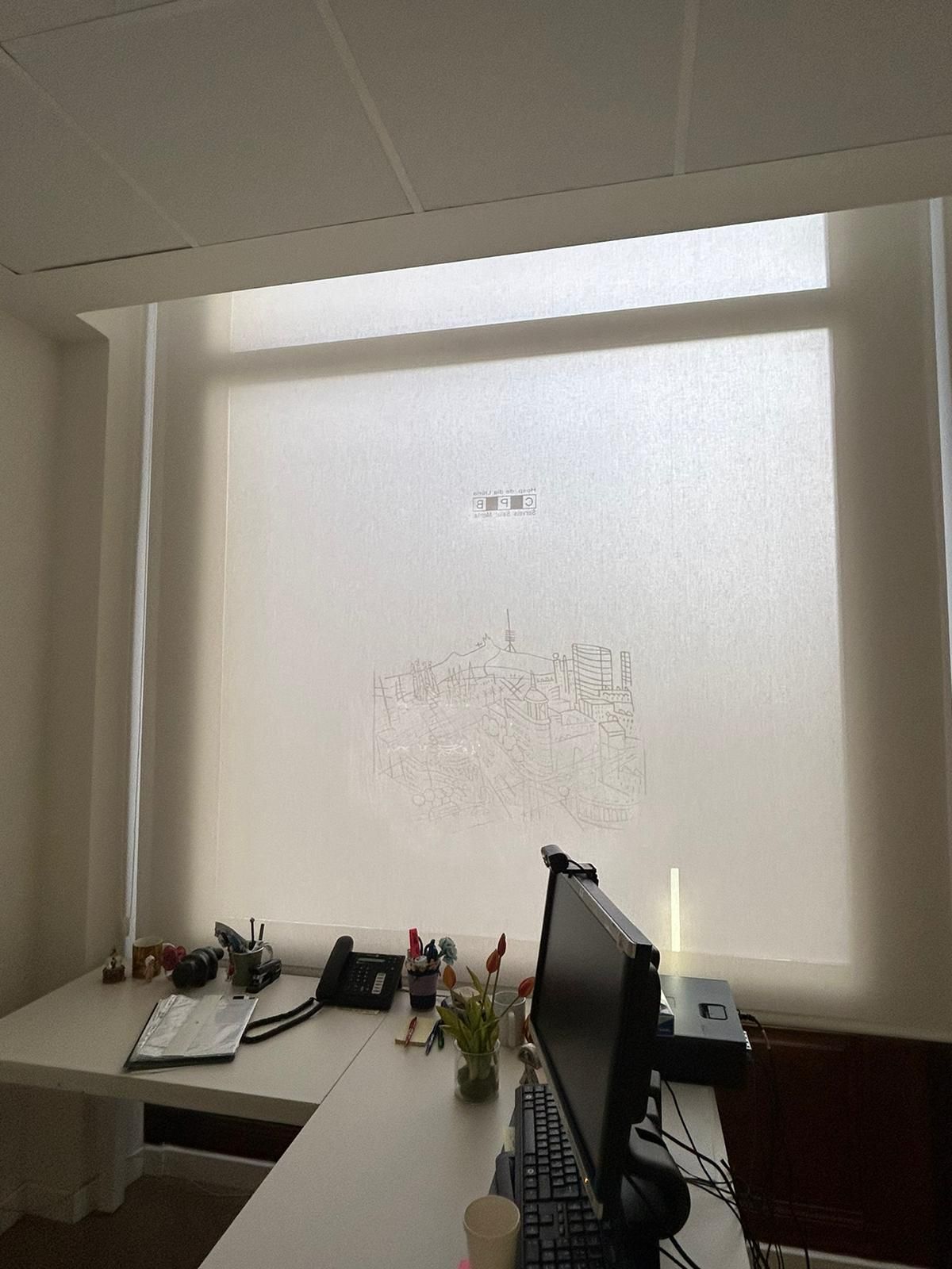 Instalación de cortinas enrollables con tejido técnico, referencia 390P abertura del 3% y color 2002, en oficinas de Barcelona