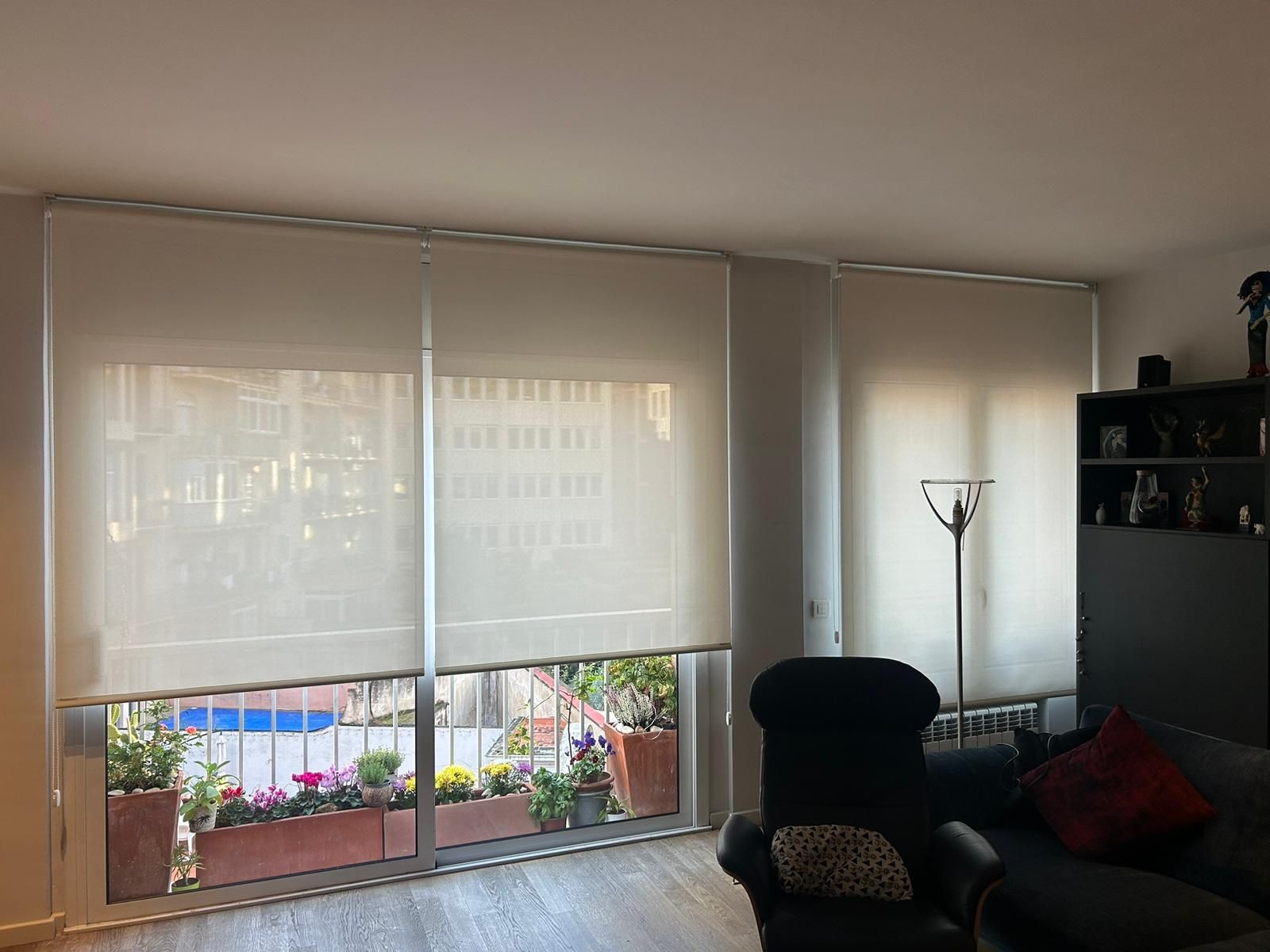 Instalación de cortinas enrollables con tejido técnico screen, referencia 380P abertura del 5% y color White, en vivienda de Barcelona
