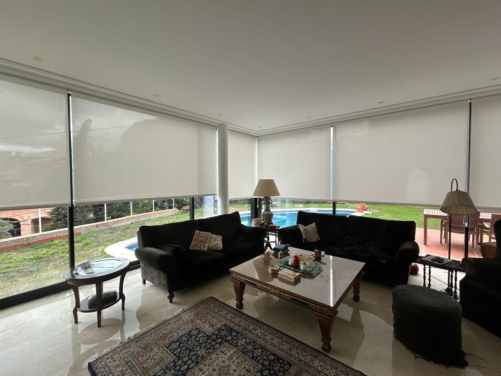 Instalación de cortinas enrollables con tejido técnico screen, referencia Ps351 abertura del 1% y color blanco lino, en vivienda de Barcelona