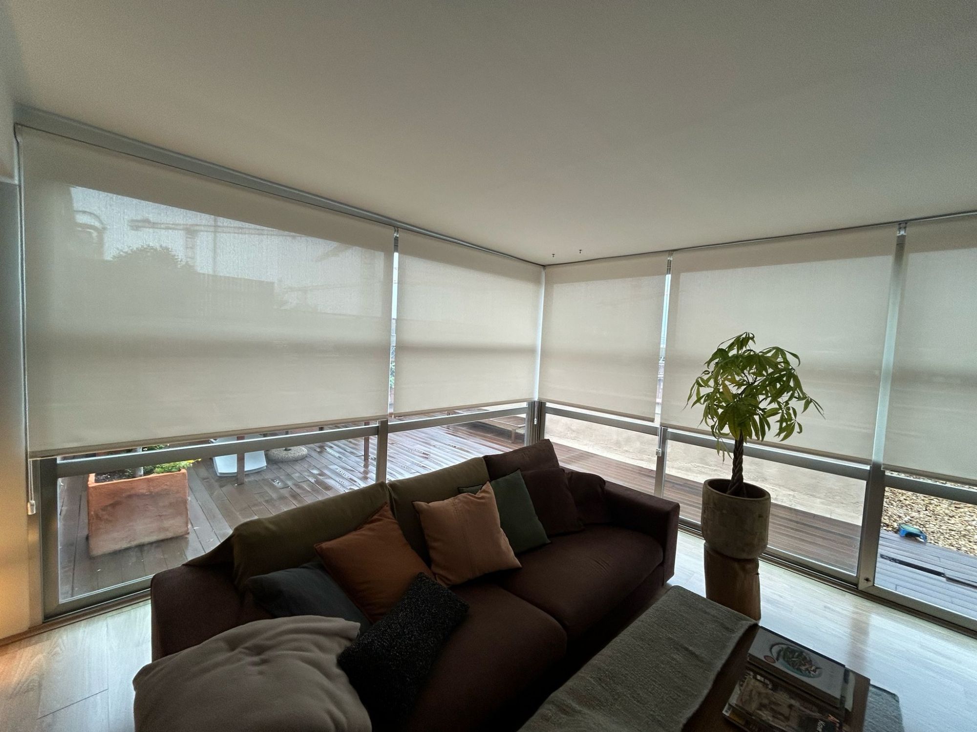 Instalación de cortinas enrollables con tejido técnico screen, referencia PS403 abertura del 3% y color Blanco lino, en vivienda de Barcelona