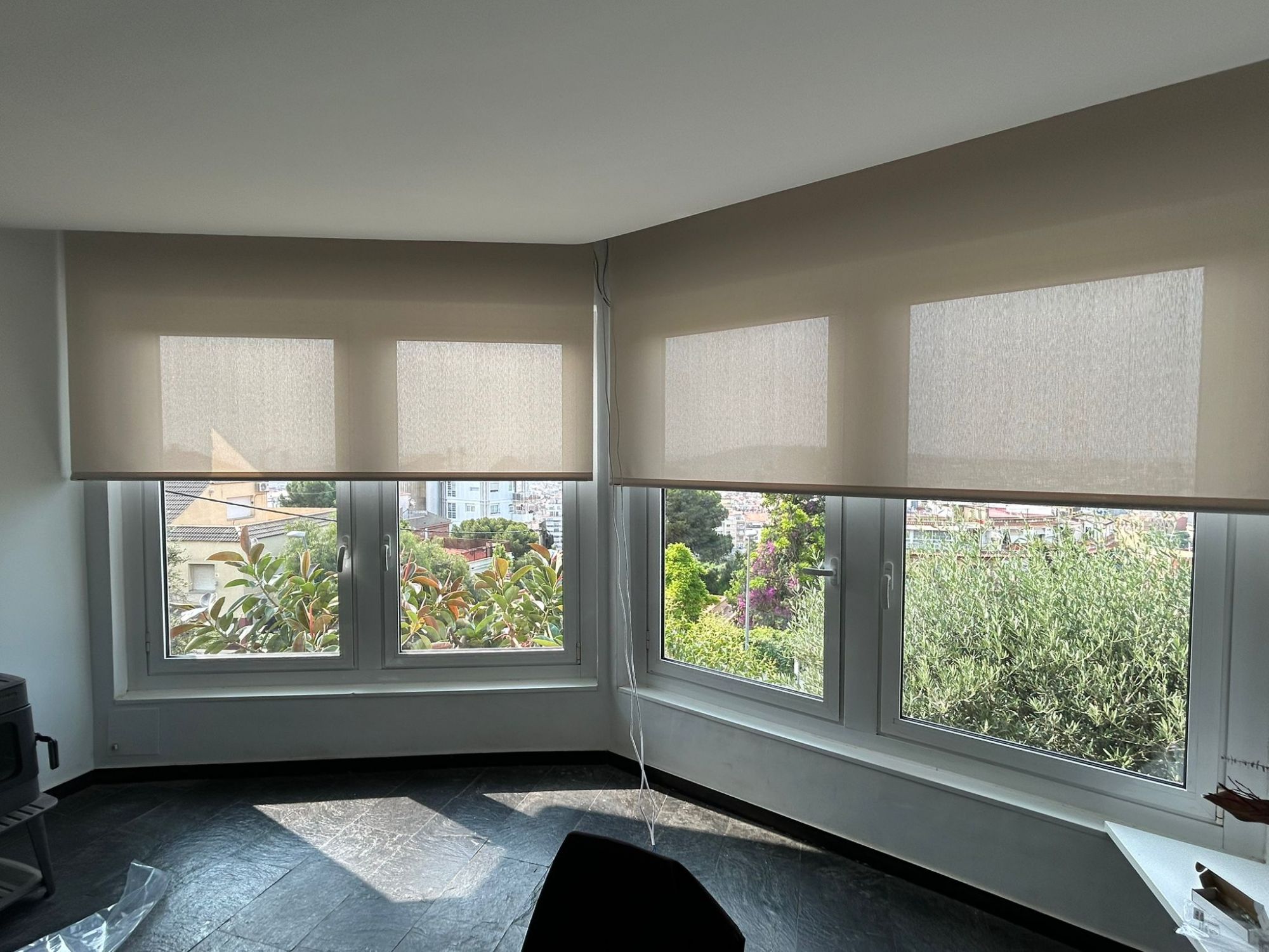 Instalación de cortinas motorizadas enrollables con tejido técnico screen, referencia PS403 abertura del 3% y color linen, en vivienda de Barcelona
