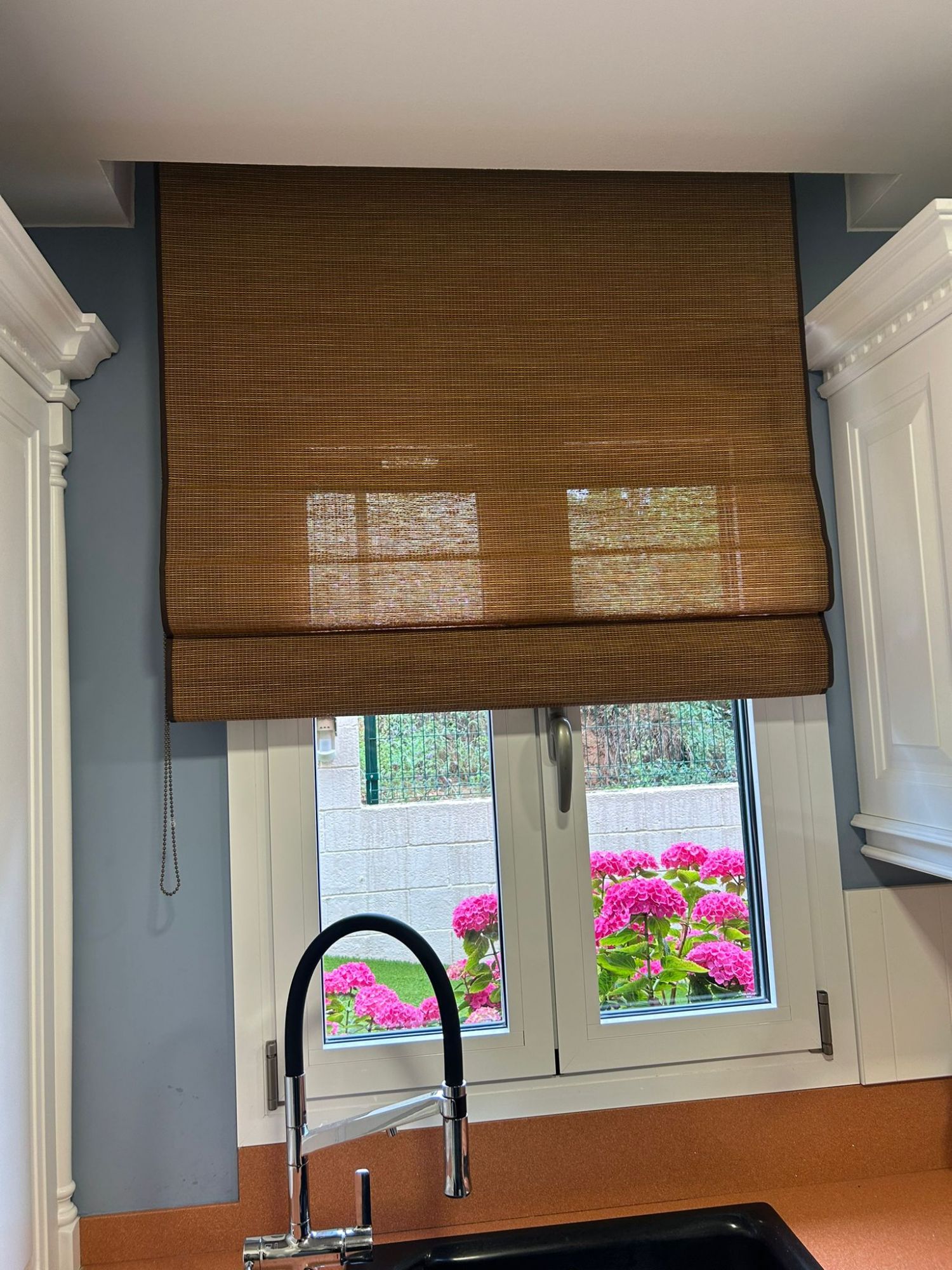 Instalación de cortinas plegables con fibra natural, color Tok 33, en vivienda de Corbera de Llobregat