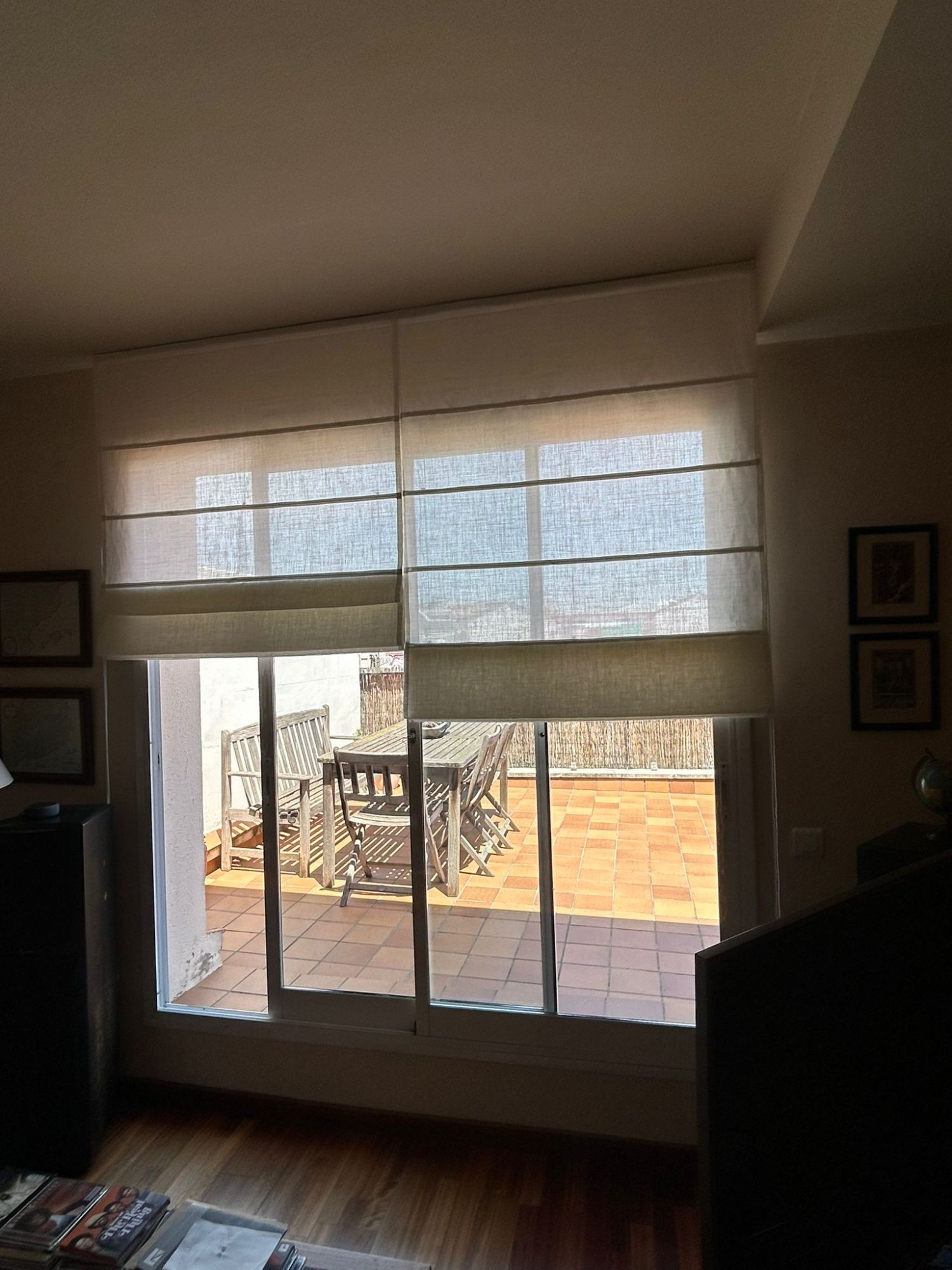 Instalación de cortinas plegables con tejido Yutes 50% poliéster 50% lino, referencia Begur 02 y color Nacar, en vivienda de Barcelona